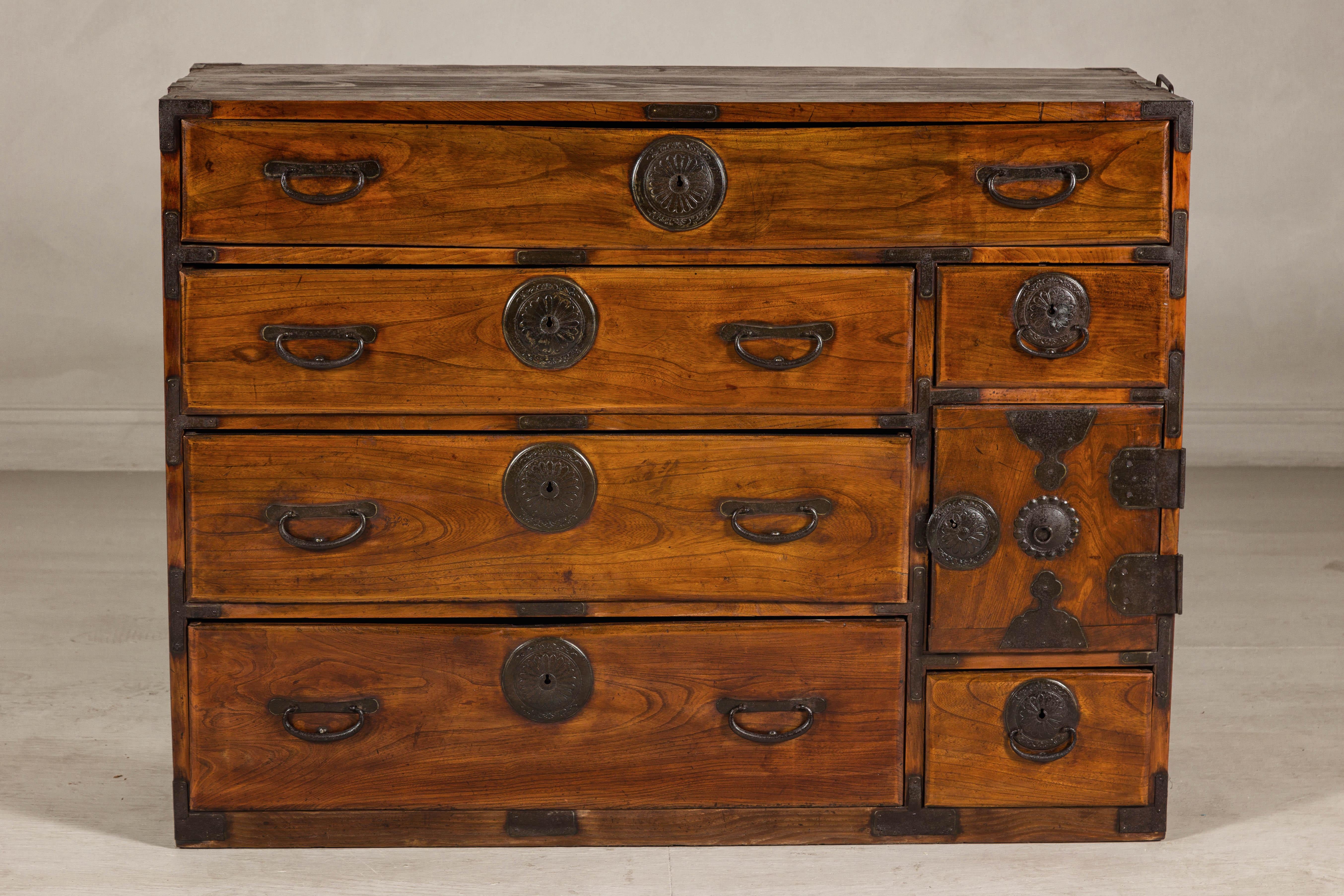 Japanische Keyaki-Händler-Tansu-Truhe mit Eisenbeschlägen aus der späten Meiji-Zeit im Angebot 4
