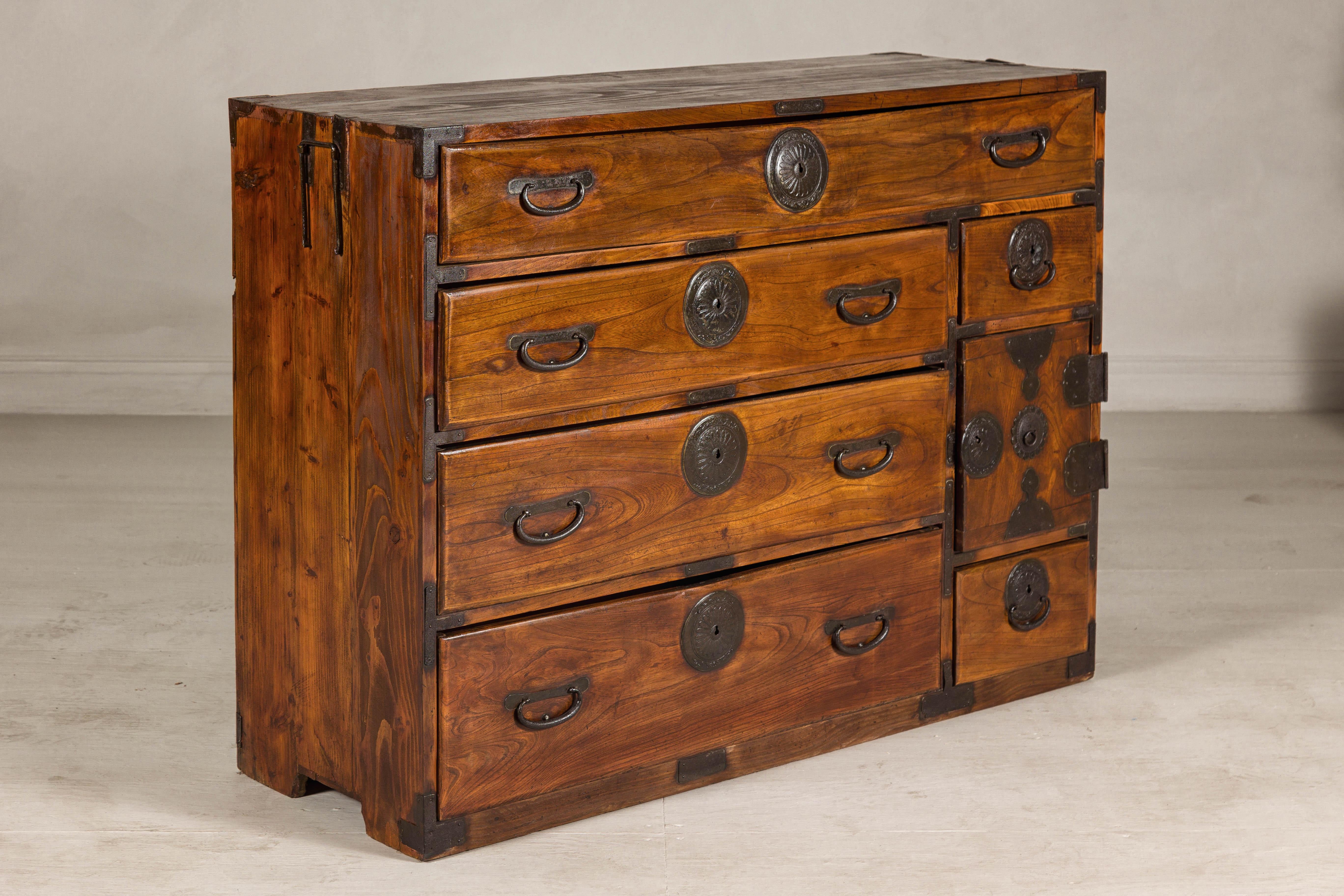 Japanische Keyaki-Händler-Tansu-Truhe mit Eisenbeschlägen aus der späten Meiji-Zeit im Angebot 5