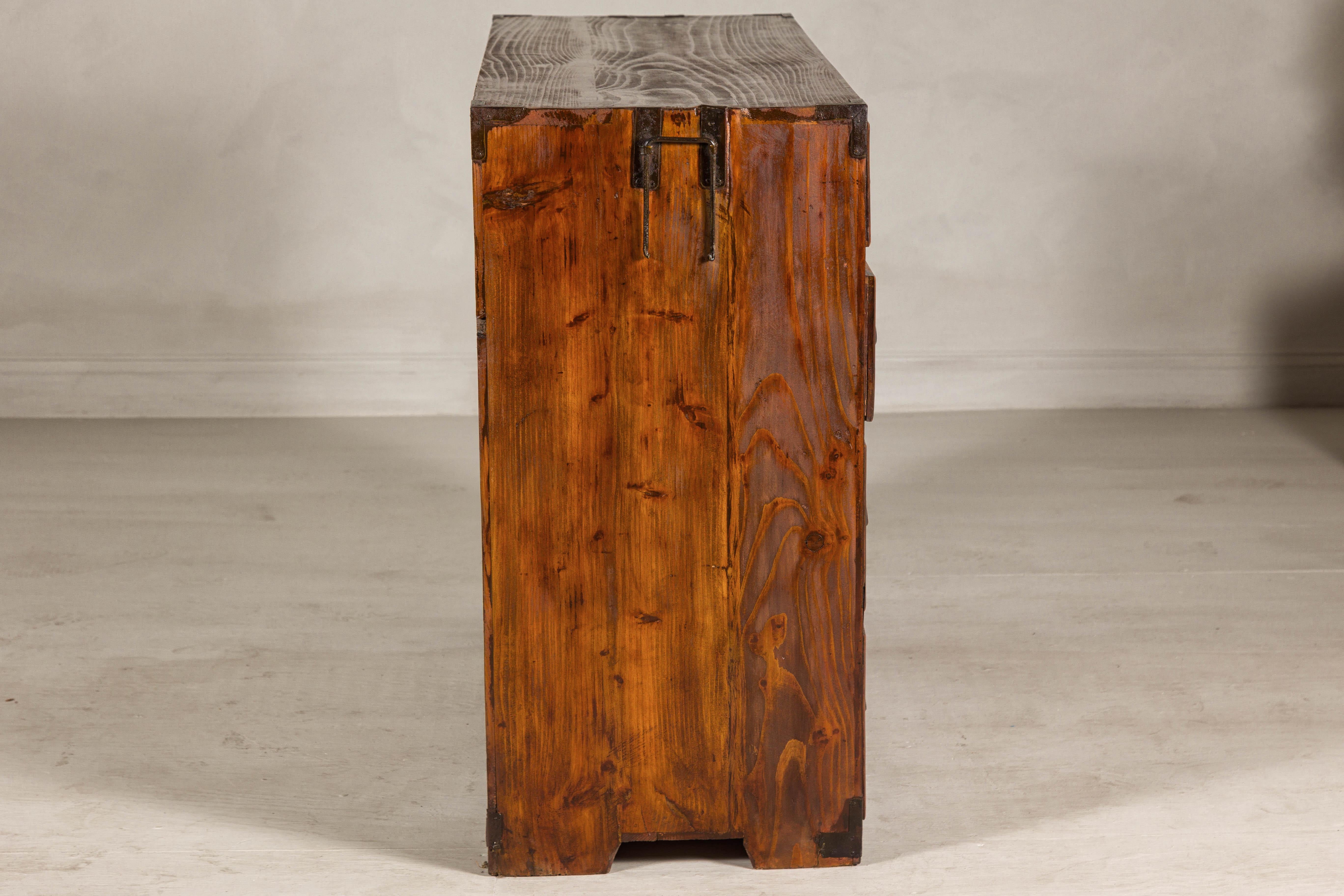 Japanische Keyaki-Händler-Tansu-Truhe mit Eisenbeschlägen aus der späten Meiji-Zeit im Angebot 6