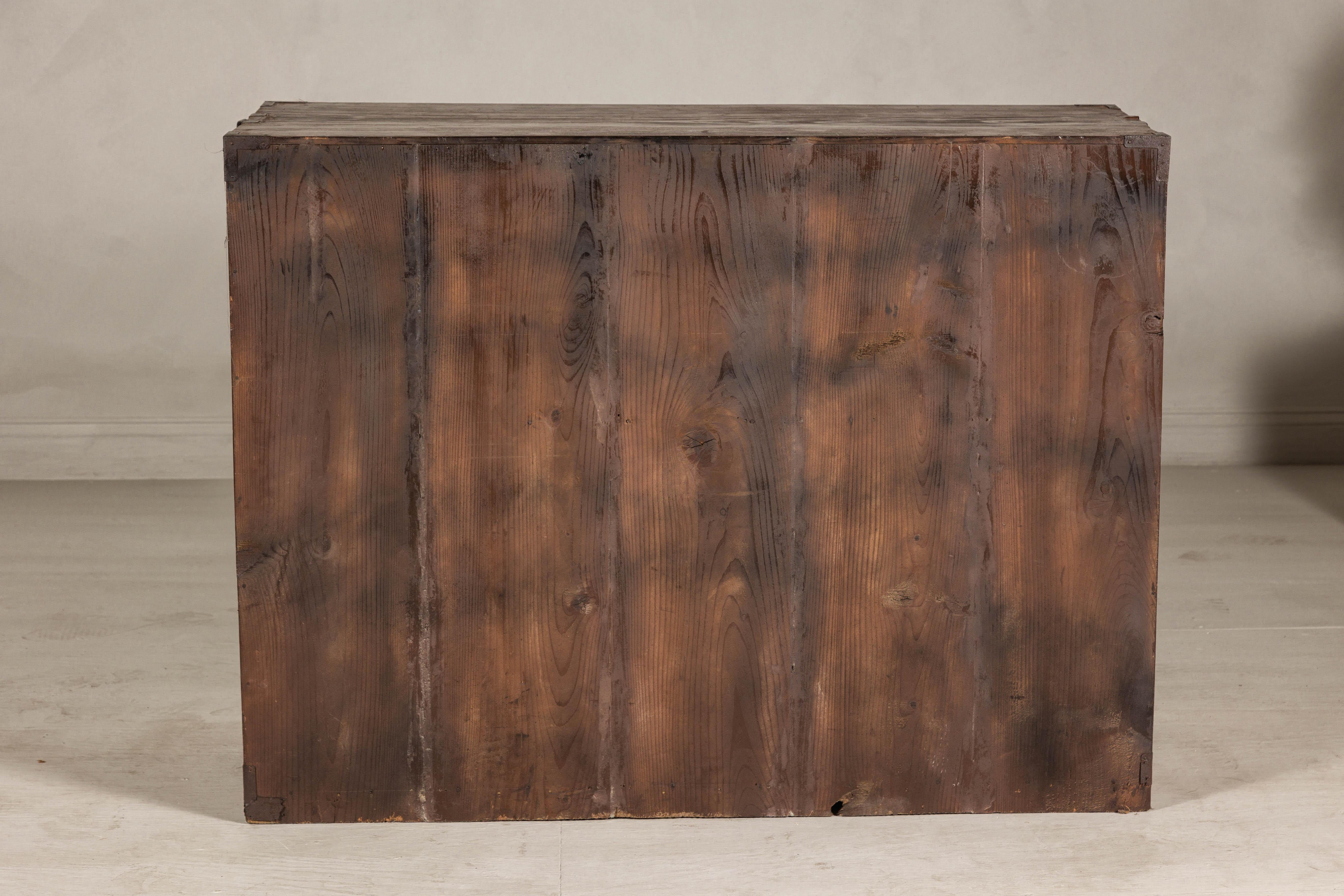 Japanische Keyaki-Händler-Tansu-Truhe mit Eisenbeschlägen aus der späten Meiji-Zeit im Angebot 8