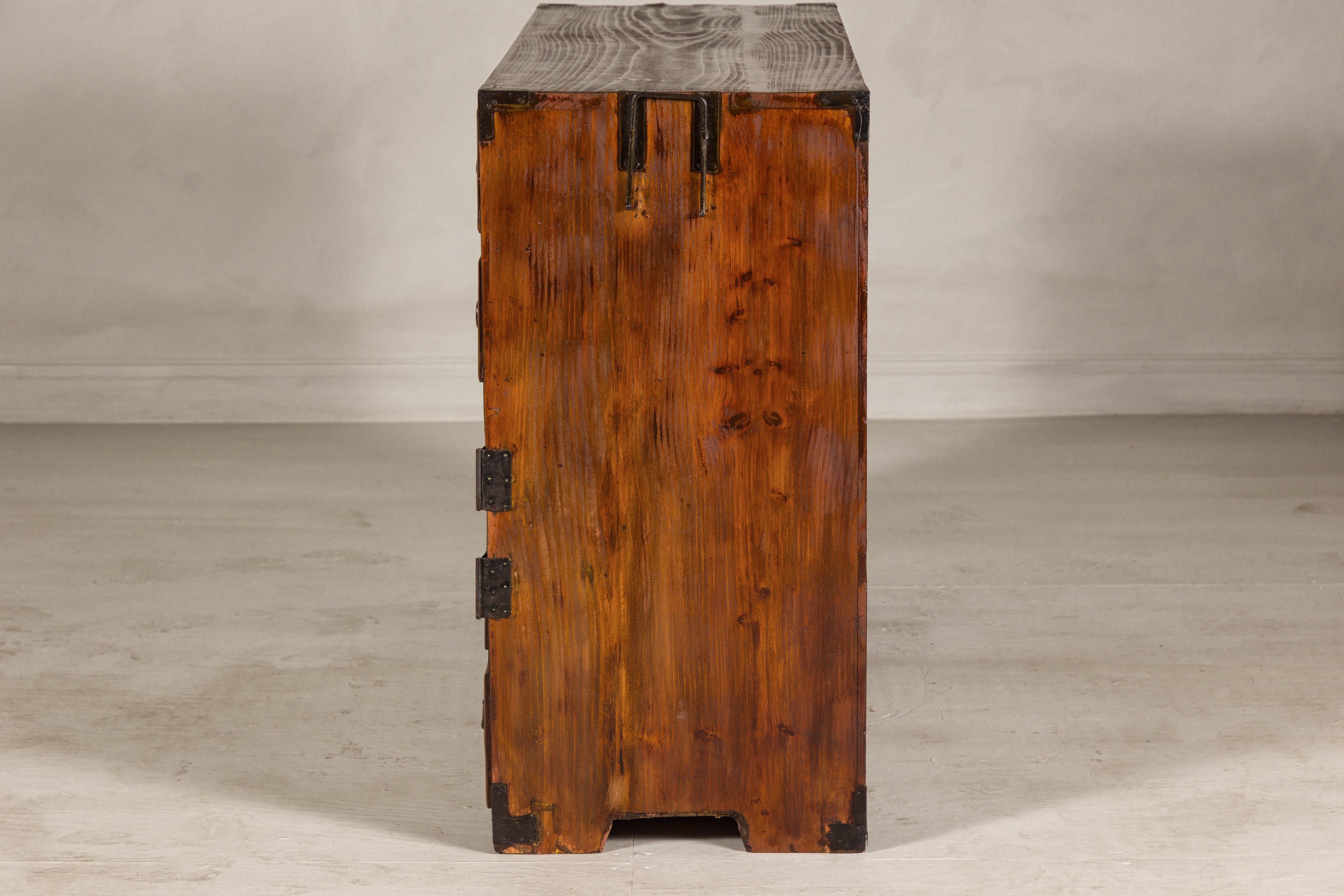Japanische Keyaki-Händler-Tansu-Truhe mit Eisenbeschlägen aus der späten Meiji-Zeit im Angebot 9