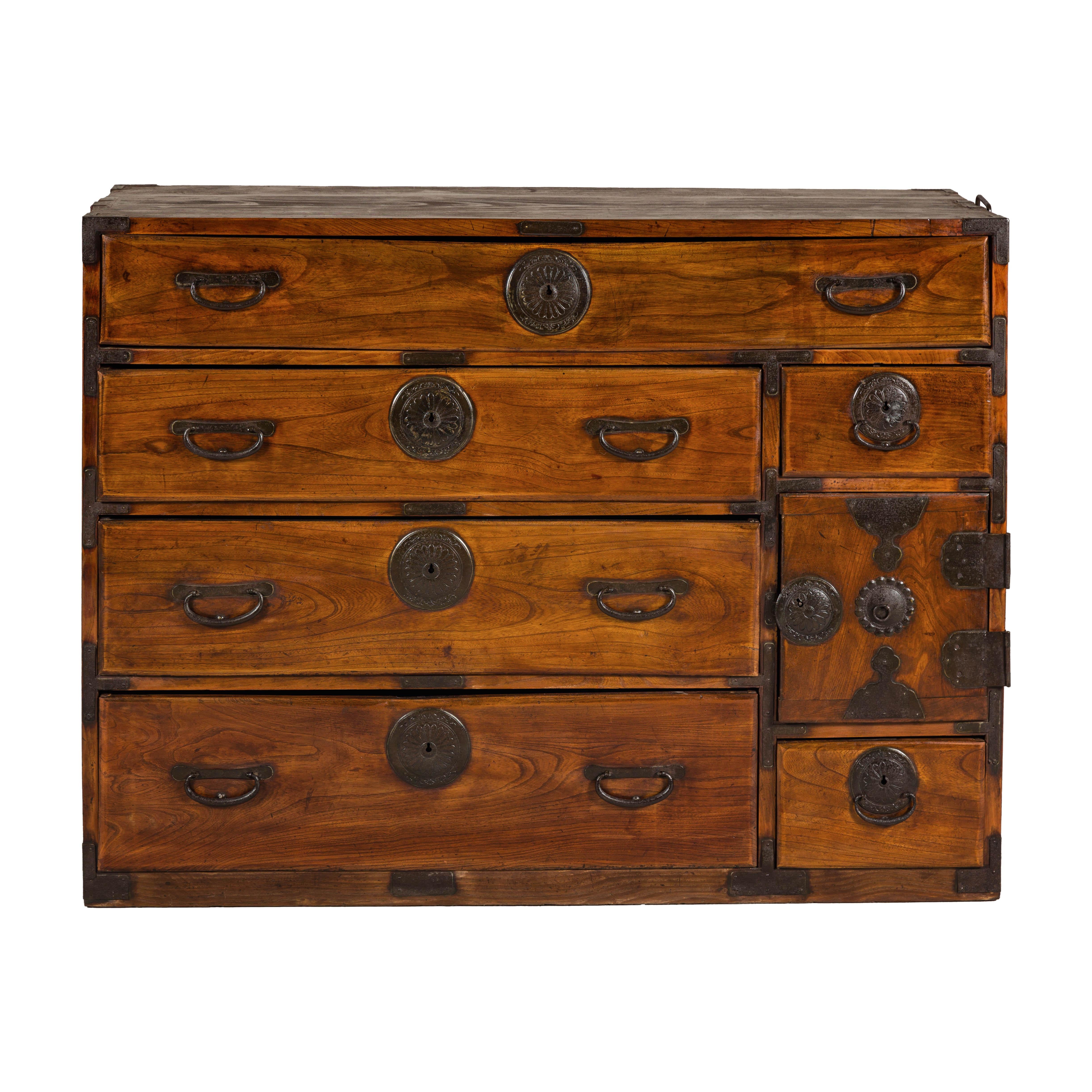 Japanische Keyaki-Händler-Tansu-Truhe mit Eisenbeschlägen aus der späten Meiji-Zeit im Angebot 10