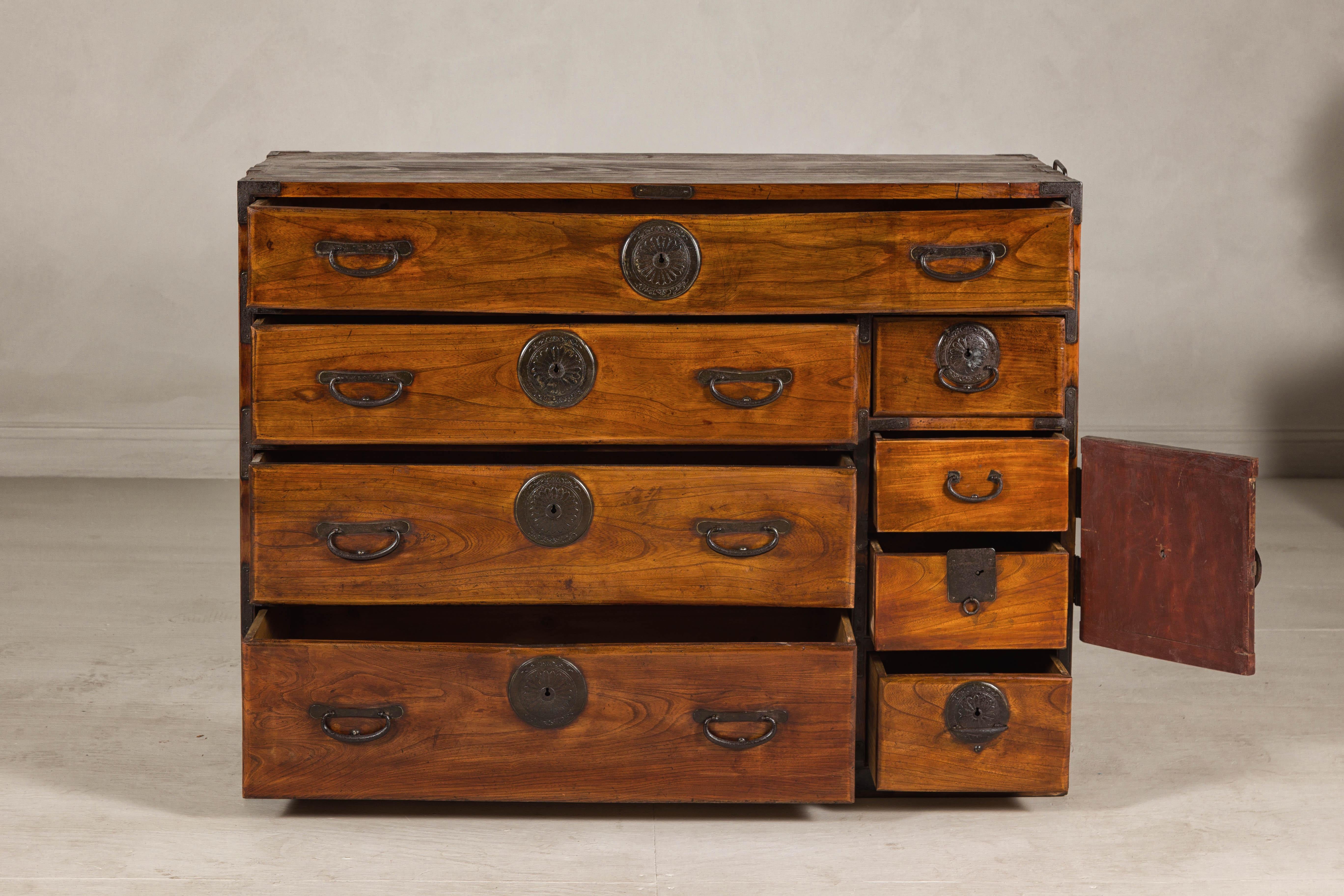 Japanische Keyaki-Händler-Tansu-Truhe mit Eisenbeschlägen aus der späten Meiji-Zeit (Meiji-Periode) im Angebot
