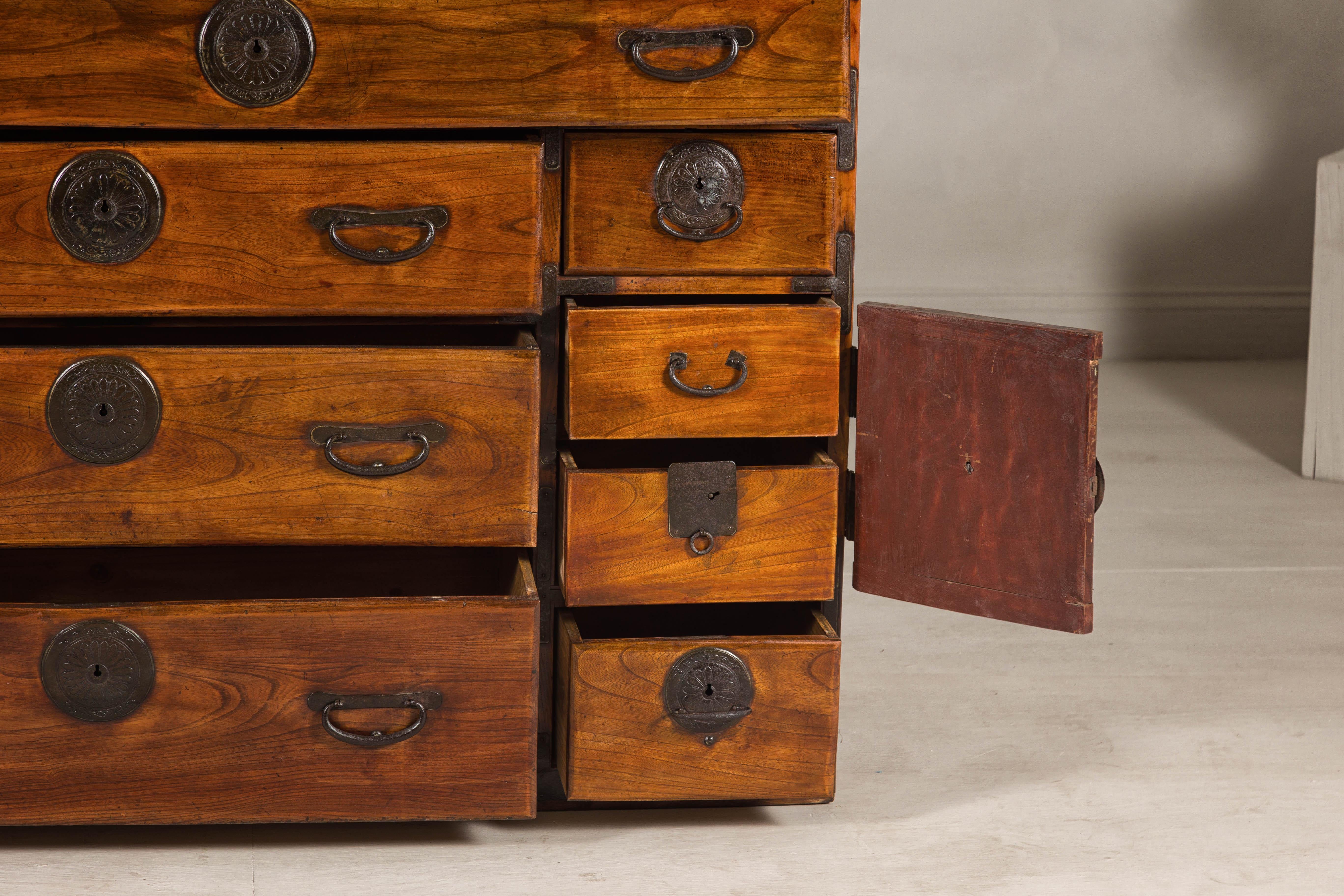 Japanische Keyaki-Händler-Tansu-Truhe mit Eisenbeschlägen aus der späten Meiji-Zeit (Lackiert) im Angebot