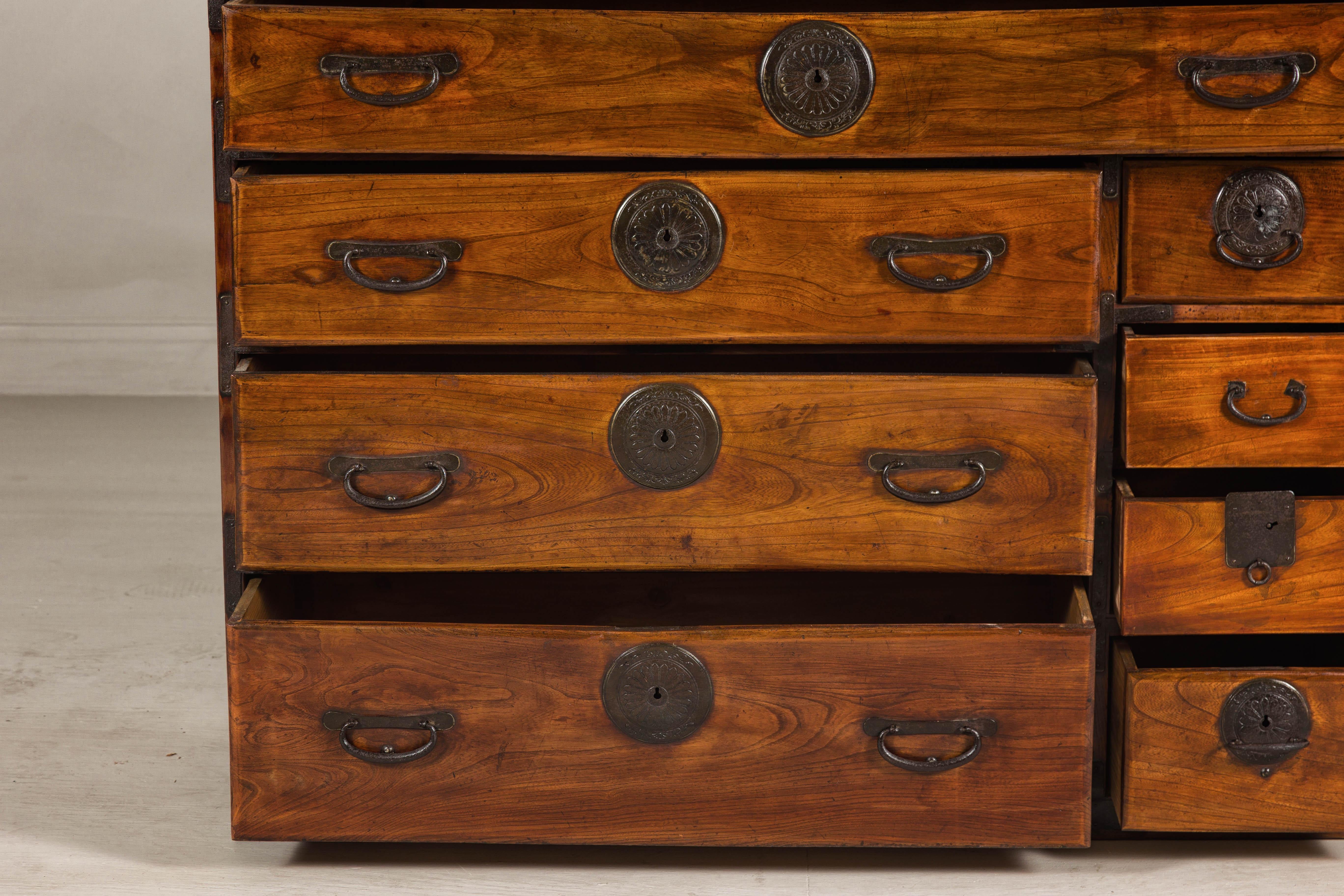 Japanische Keyaki-Händler-Tansu-Truhe mit Eisenbeschlägen aus der späten Meiji-Zeit im Zustand „Gut“ im Angebot in Yonkers, NY