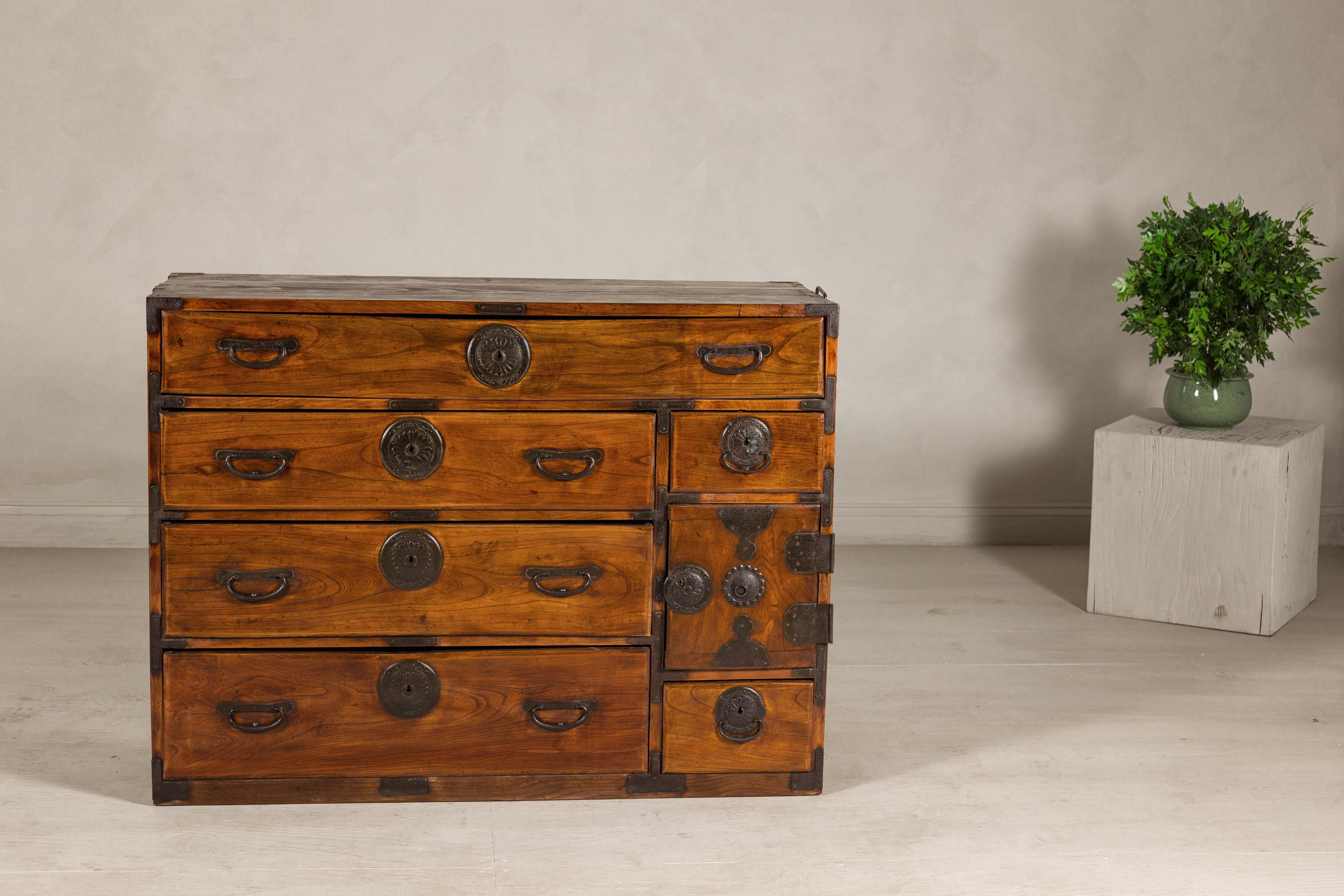 Japanische Keyaki-Händler-Tansu-Truhe mit Eisenbeschlägen aus der späten Meiji-Zeit im Angebot 2