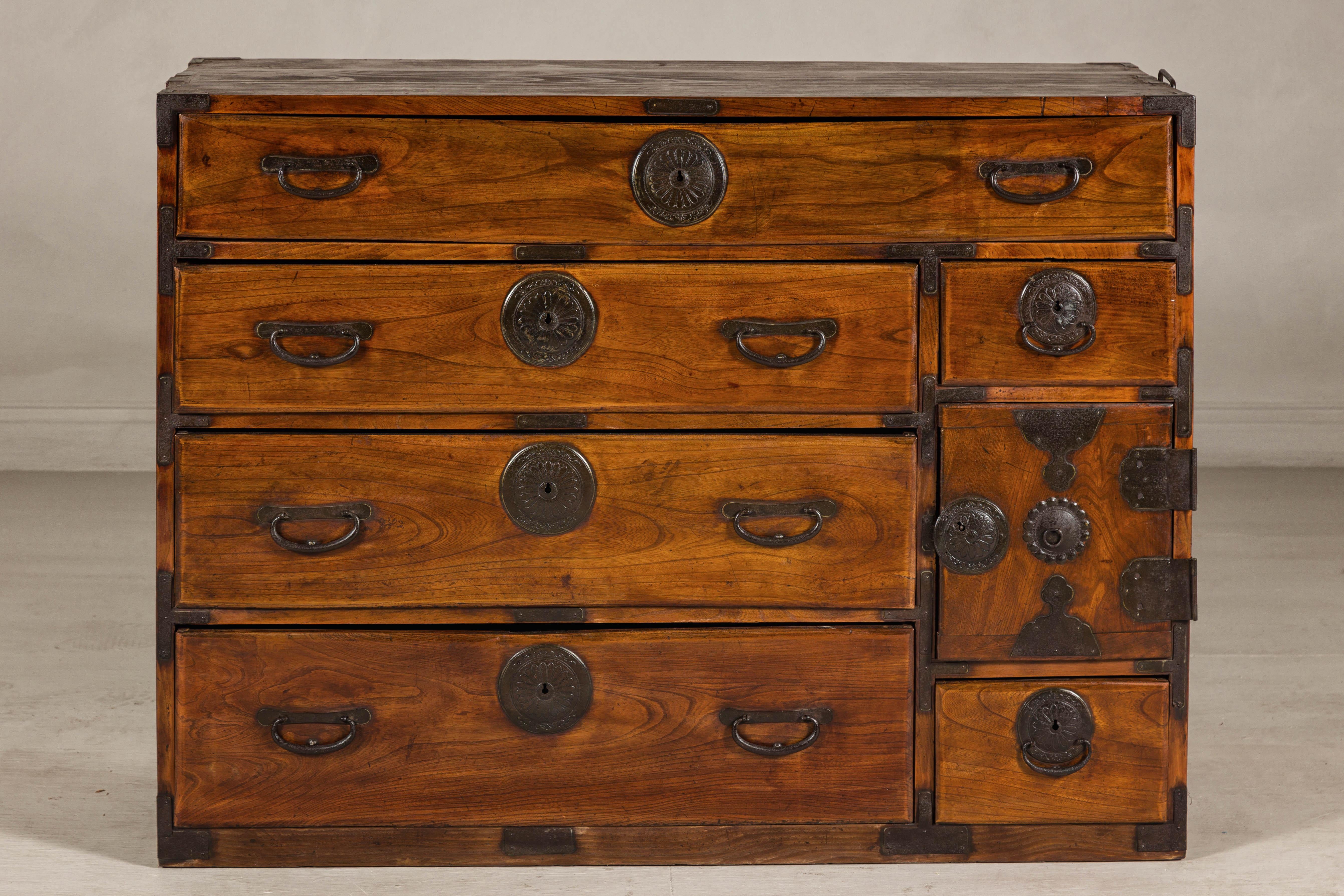 Japanische Keyaki-Händler-Tansu-Truhe mit Eisenbeschlägen aus der späten Meiji-Zeit im Angebot 3