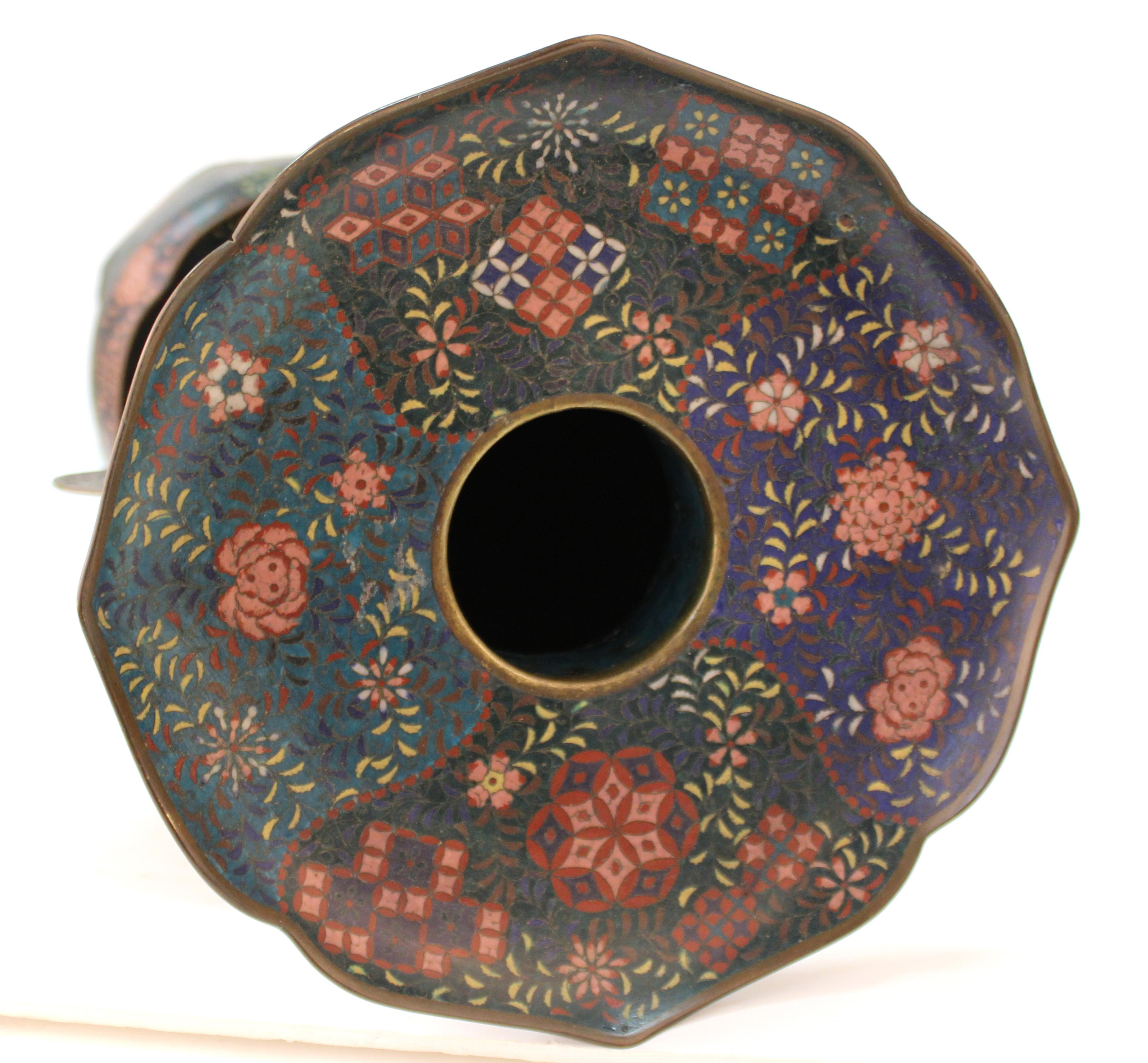 Vase en cloisonné de la fin de la période Meiji en vente 2