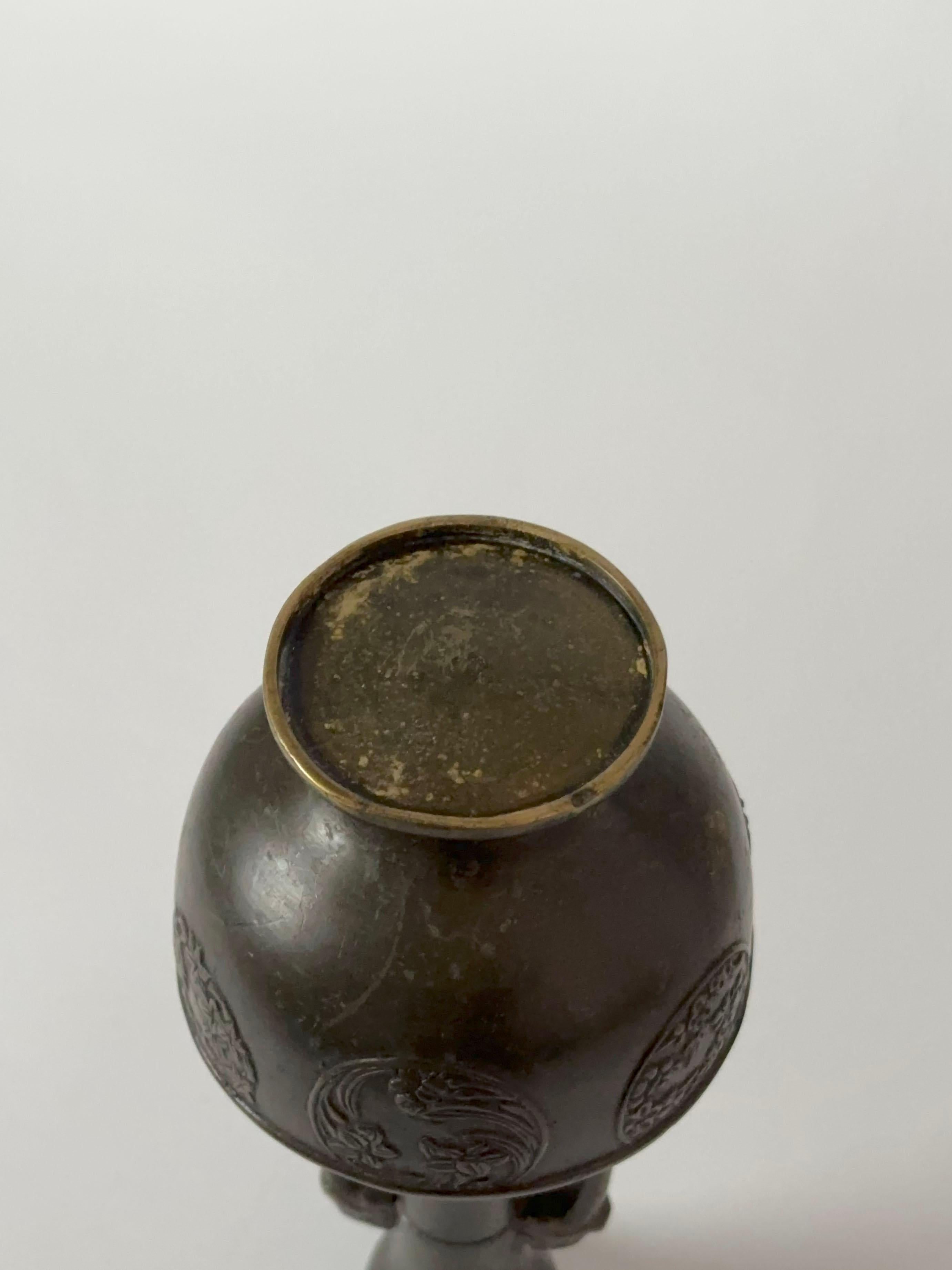 Late Meiji Period Japanese Bronze Bud Vase In Good Condition For Sale In Glasgow, GB