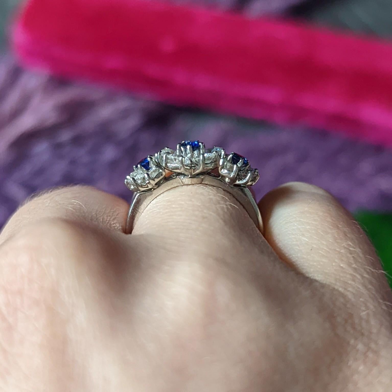 Vintage-Blumenring aus Platin mit 1,30 Karat Saphir und Diamant, späte Mitte des Jahrhunderts 7