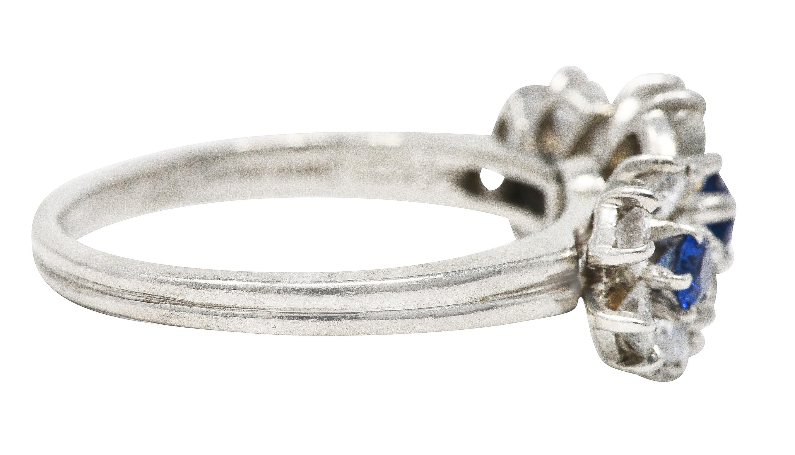 Vintage-Blumenring aus Platin mit 1,30 Karat Saphir und Diamant, späte Mitte des Jahrhunderts (Rundschliff)