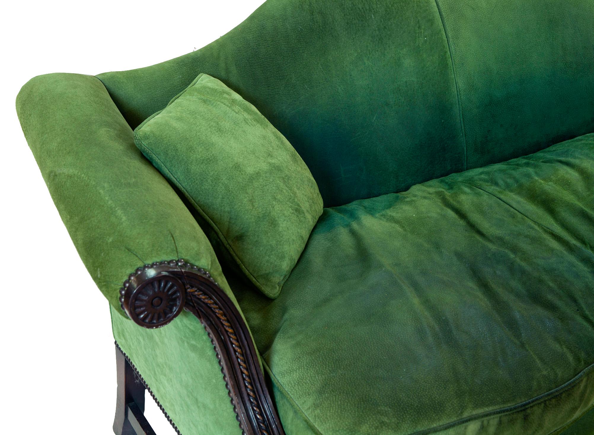 Canapé Chippendale en cuir de porc vert de la fin du milieu du siècle dernier Henredon Bon état - En vente à Malibu, CA