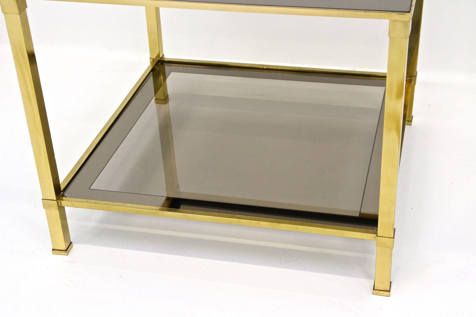 Beistelltisch aus der späten Mitte des Jahrhunderts aus Messing, Rauchglas, Italien ca. 1970 im Angebot 3