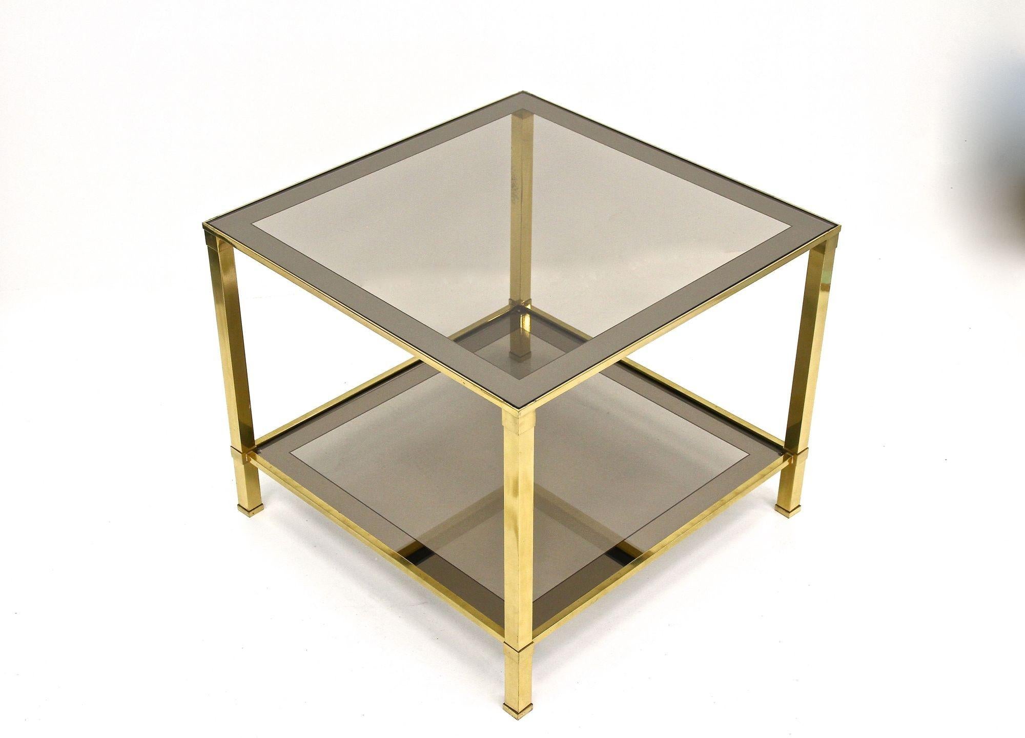 Beistelltisch aus der späten Mitte des Jahrhunderts aus Messing, Rauchglas, Italien ca. 1970 im Angebot 9