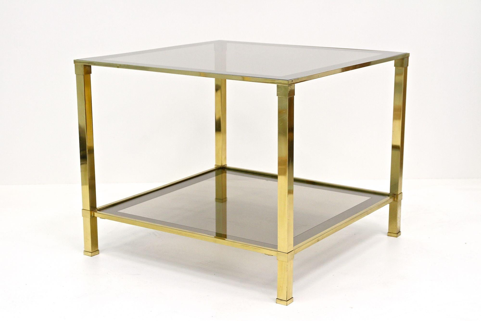 Beistelltisch aus der späten Mitte des Jahrhunderts aus Messing, Rauchglas, Italien ca. 1970 (Hollywood Regency) im Angebot