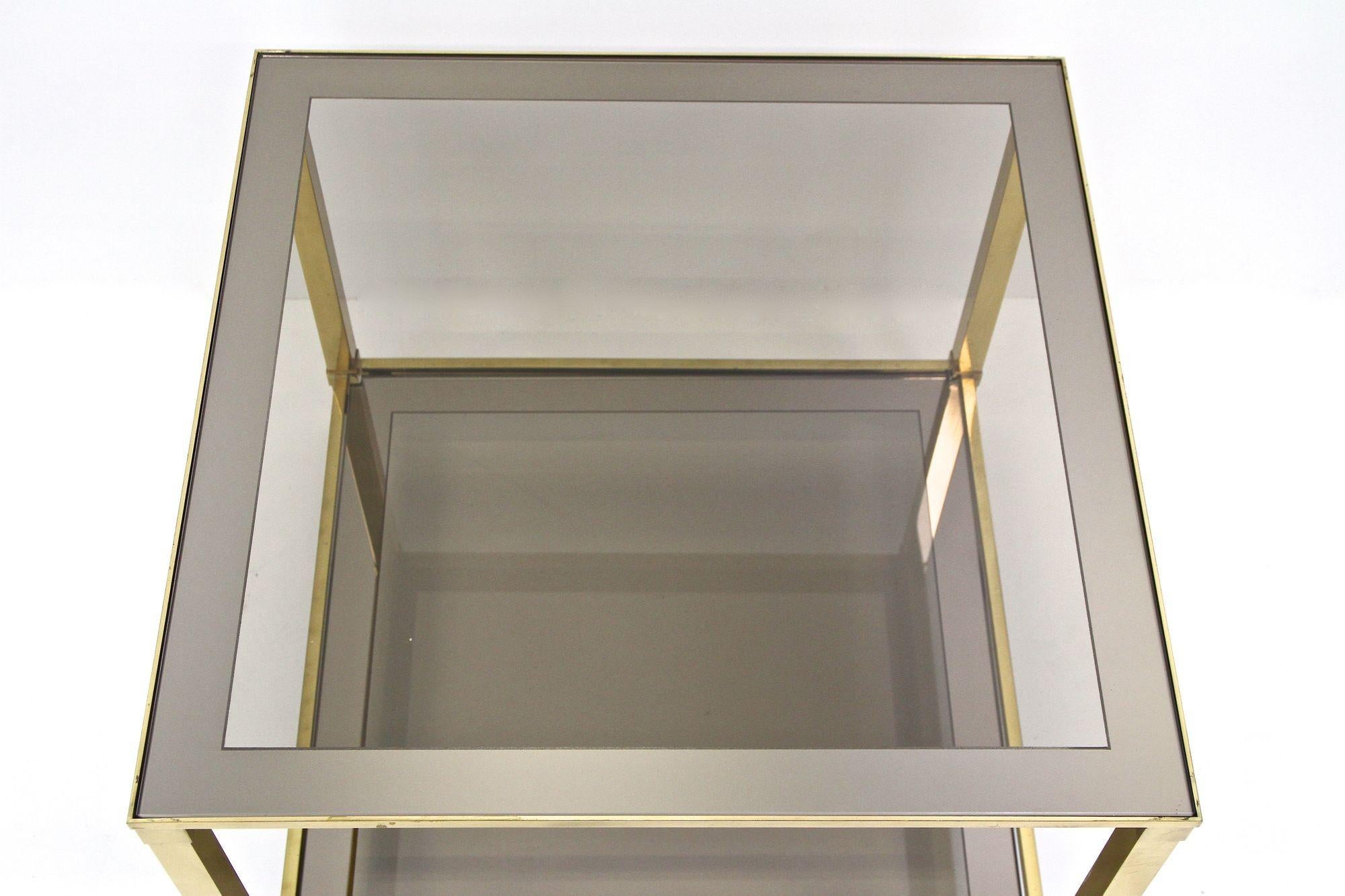 Beistelltisch aus der späten Mitte des Jahrhunderts aus Messing, Rauchglas, Italien ca. 1970 (Vergoldet) im Angebot