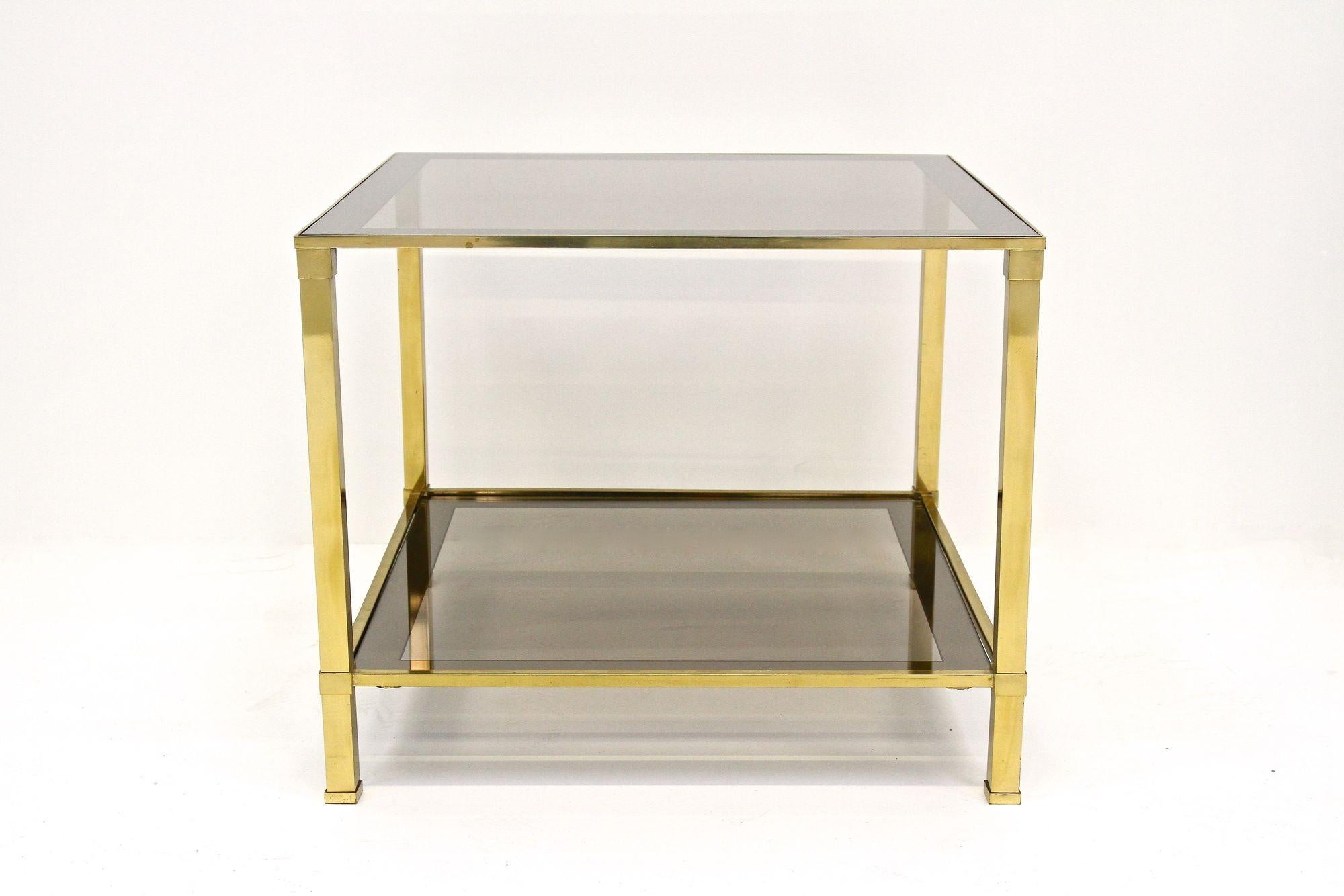 Beistelltisch aus der späten Mitte des Jahrhunderts aus Messing, Rauchglas, Italien ca. 1970 im Zustand „Gut“ im Angebot in Lichtenberg, AT