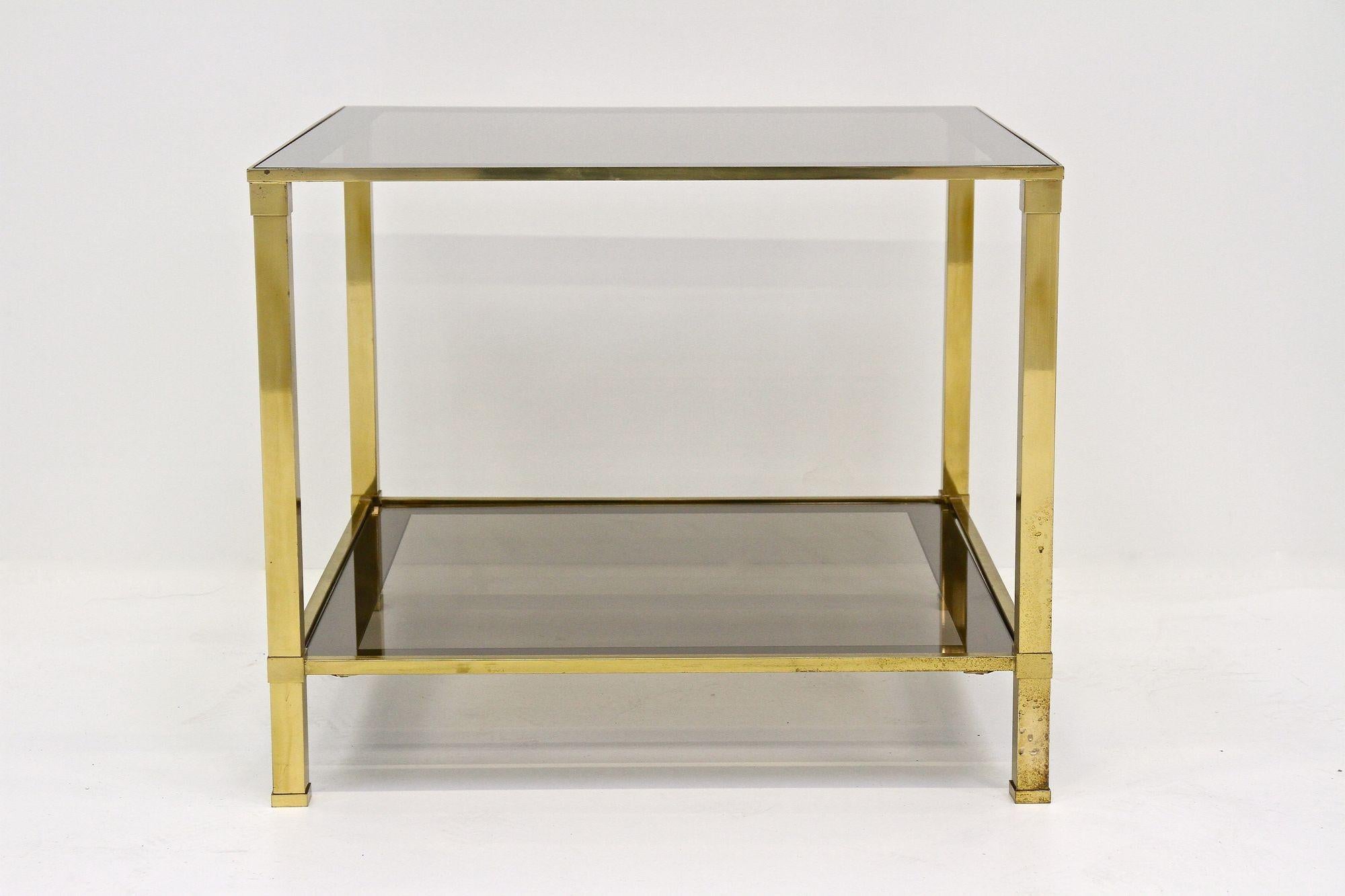Beistelltisch aus der späten Mitte des Jahrhunderts aus Messing, Rauchglas, Italien ca. 1970 im Angebot 1