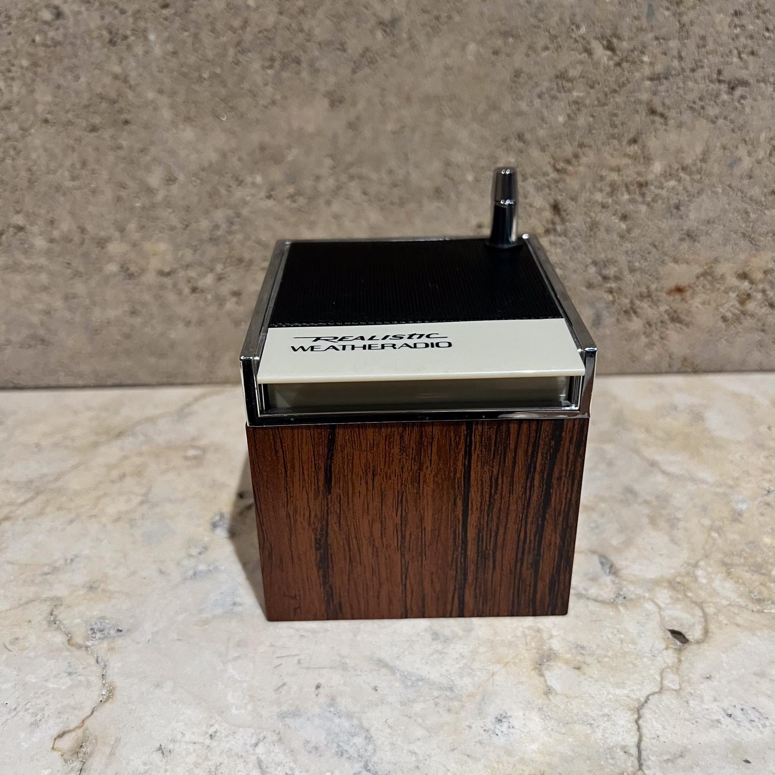 Mid-Century Modern Cube radio météo réaliste The Moderns en vente