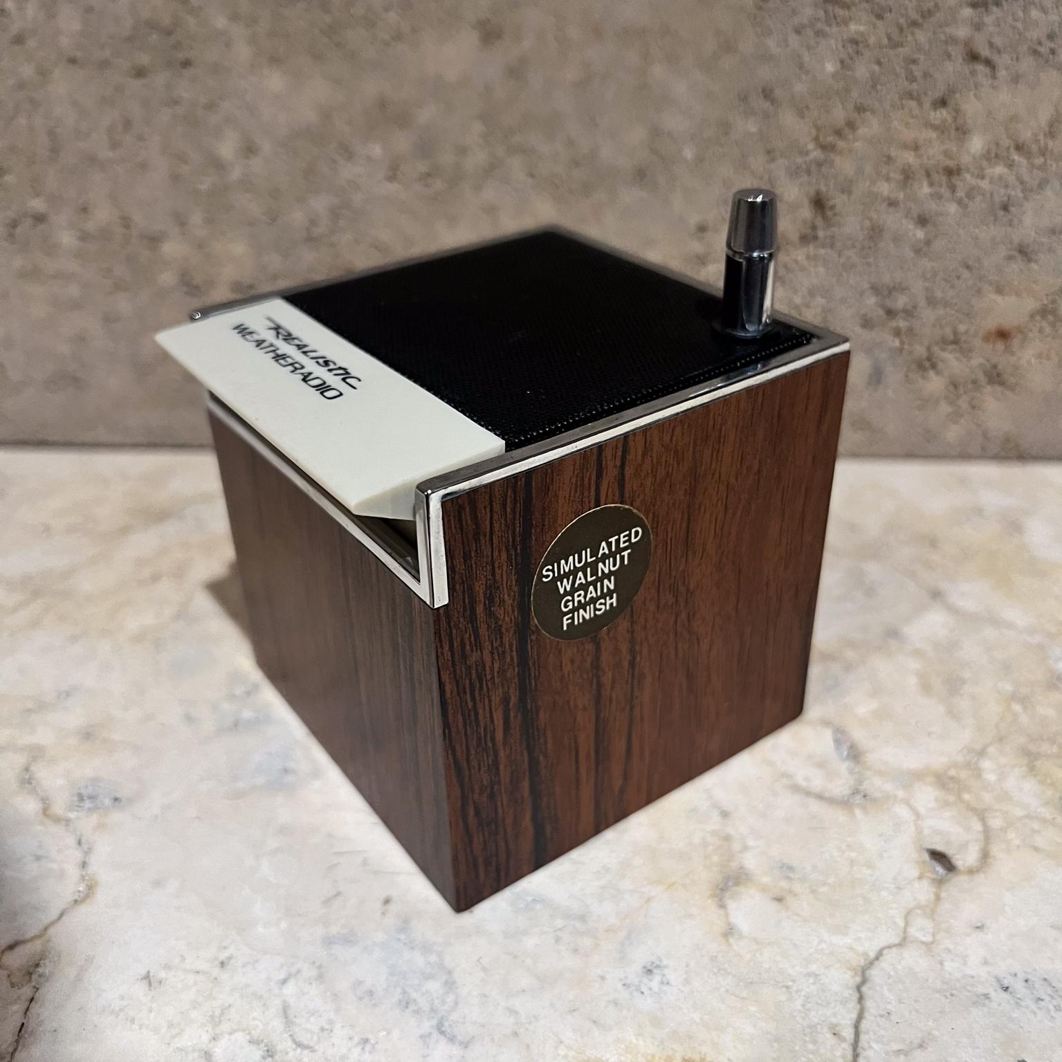 Cube radio météo réaliste The Moderns Bon état - En vente à Chula Vista, CA