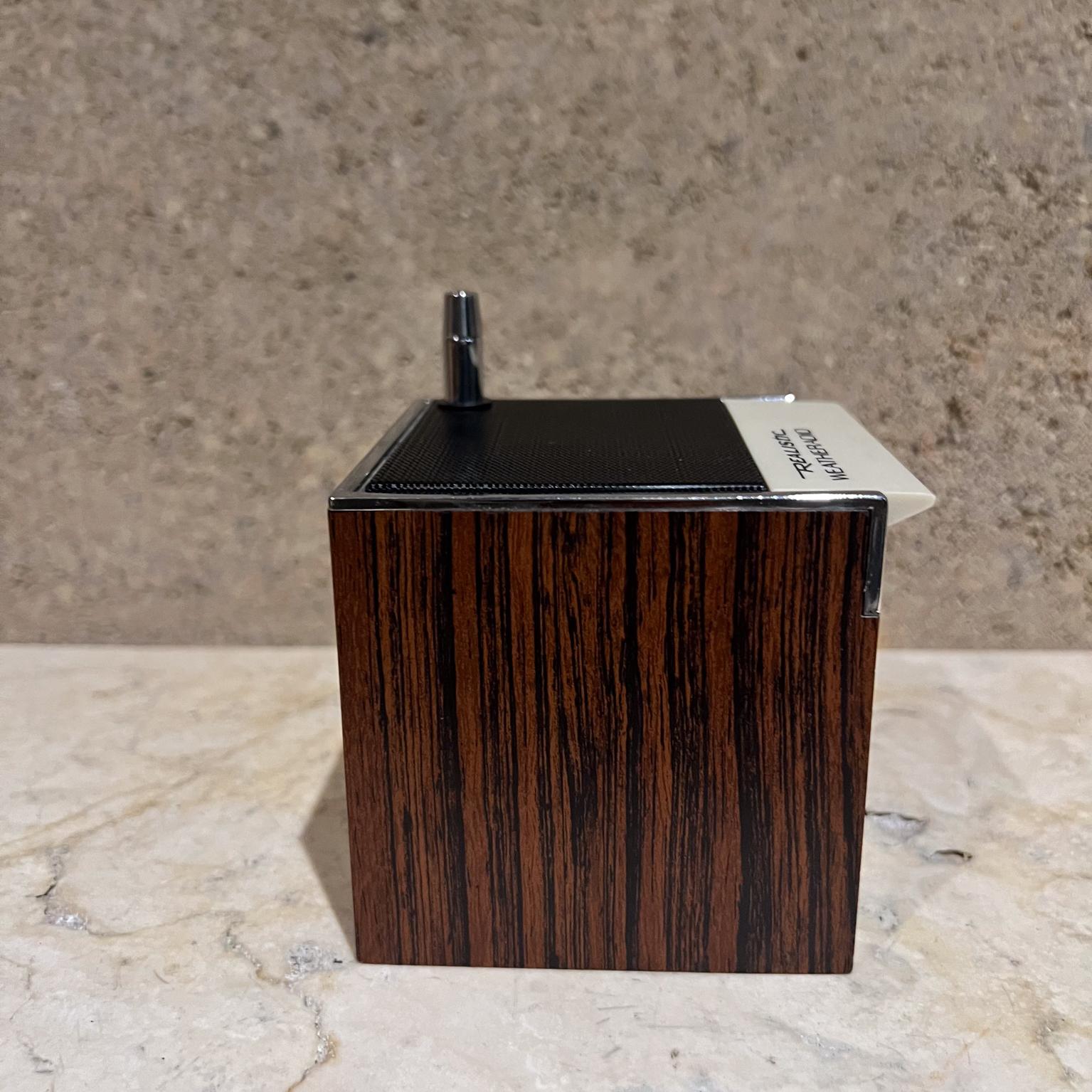 Cube radio météo réaliste The Moderns en vente 1