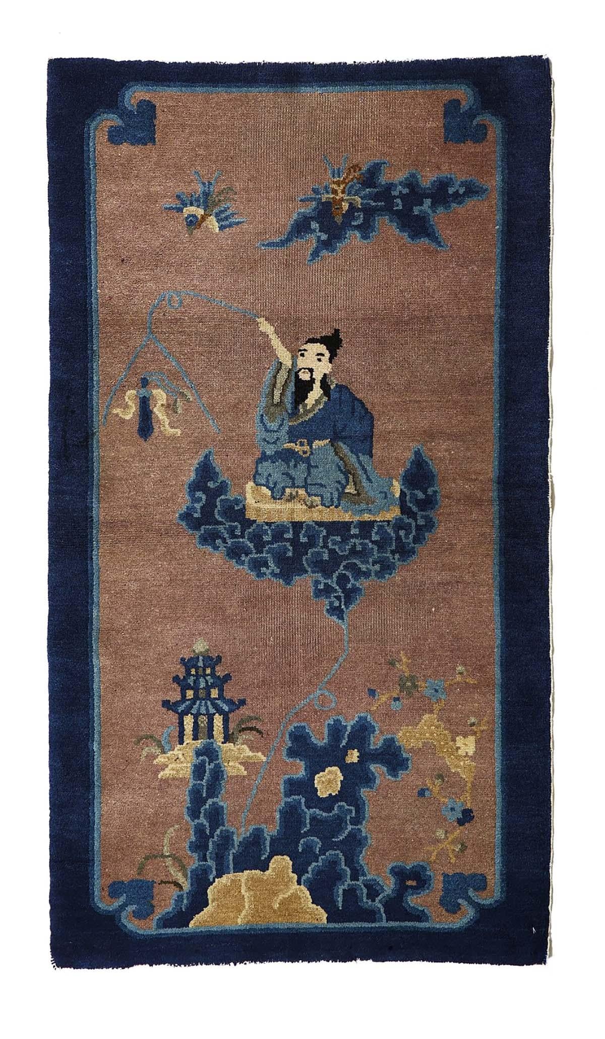 Hier sehen Sie einen prächtigen antiken Teppich aus der späten Ming-Dynastie, ein wahres Zeugnis der Kunstfertigkeit und Handwerkskunst des alten China. Dieses aus feinster Wolle gefertigte und sorgfältig von Hand geknüpfte Meisterwerk ist ein