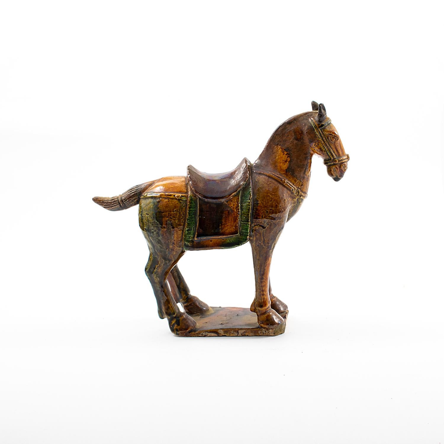 Eine elegante chinesische Keramikfigur aus der Ming-Dynastie, die ein Pferd in stehender Pose darstellt, mit polychromem Finish (aubergine, hellbraun und grün).
Periode der Ming-Dynastie, datiert 1386-1644 n. Chr. Wird mit einem Echtheitszertifikat