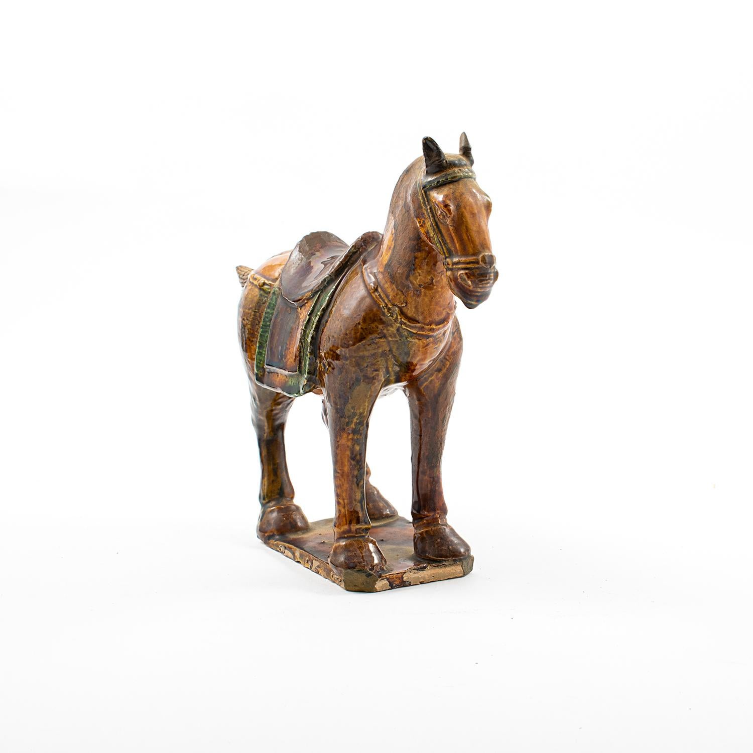Dokumentiertes glasiertes Keramikpferd aus der späten Ming-Ära (Ming-Dynastie) im Angebot