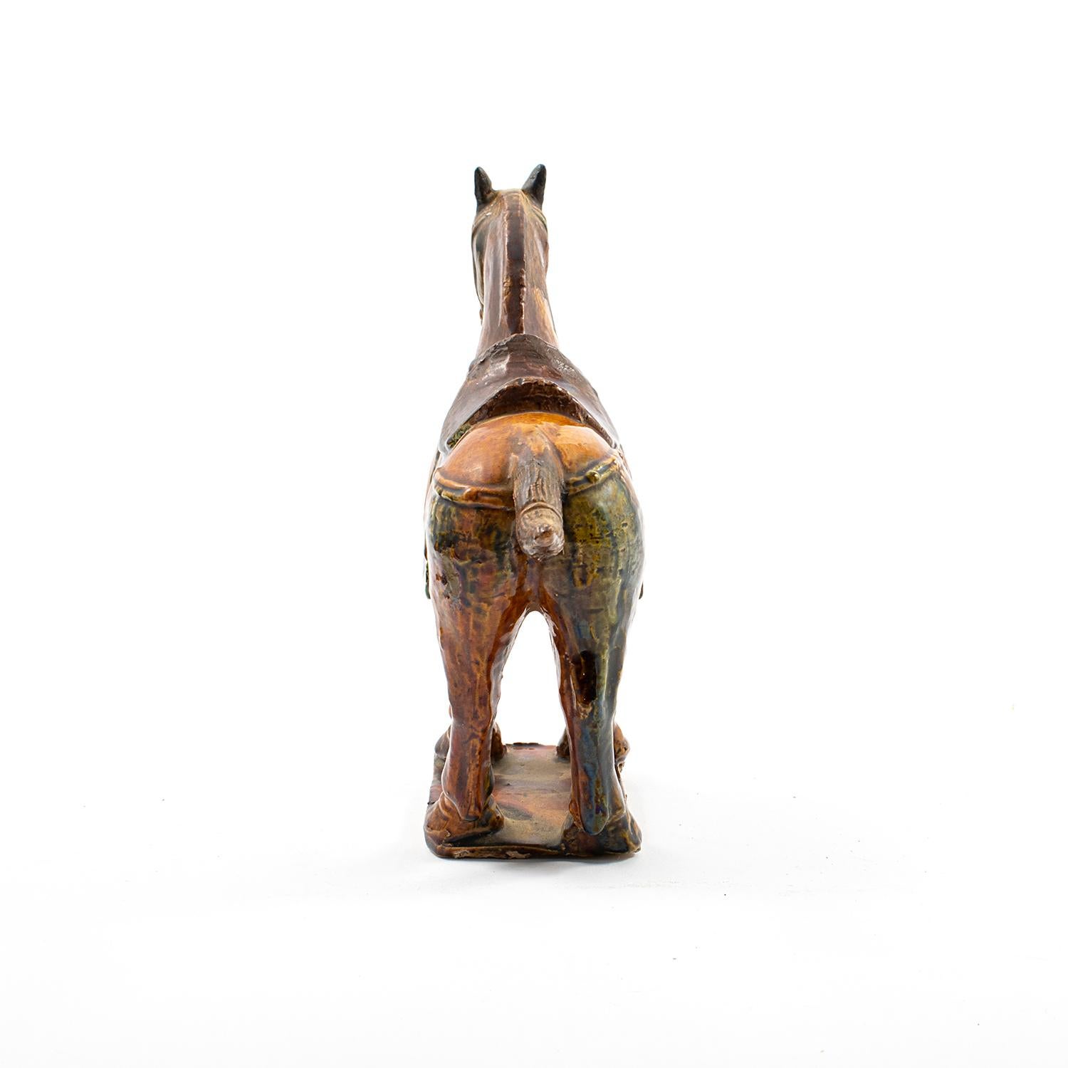 Dokumentiertes glasiertes Keramikpferd aus der späten Ming-Ära (Chinesisch) im Angebot