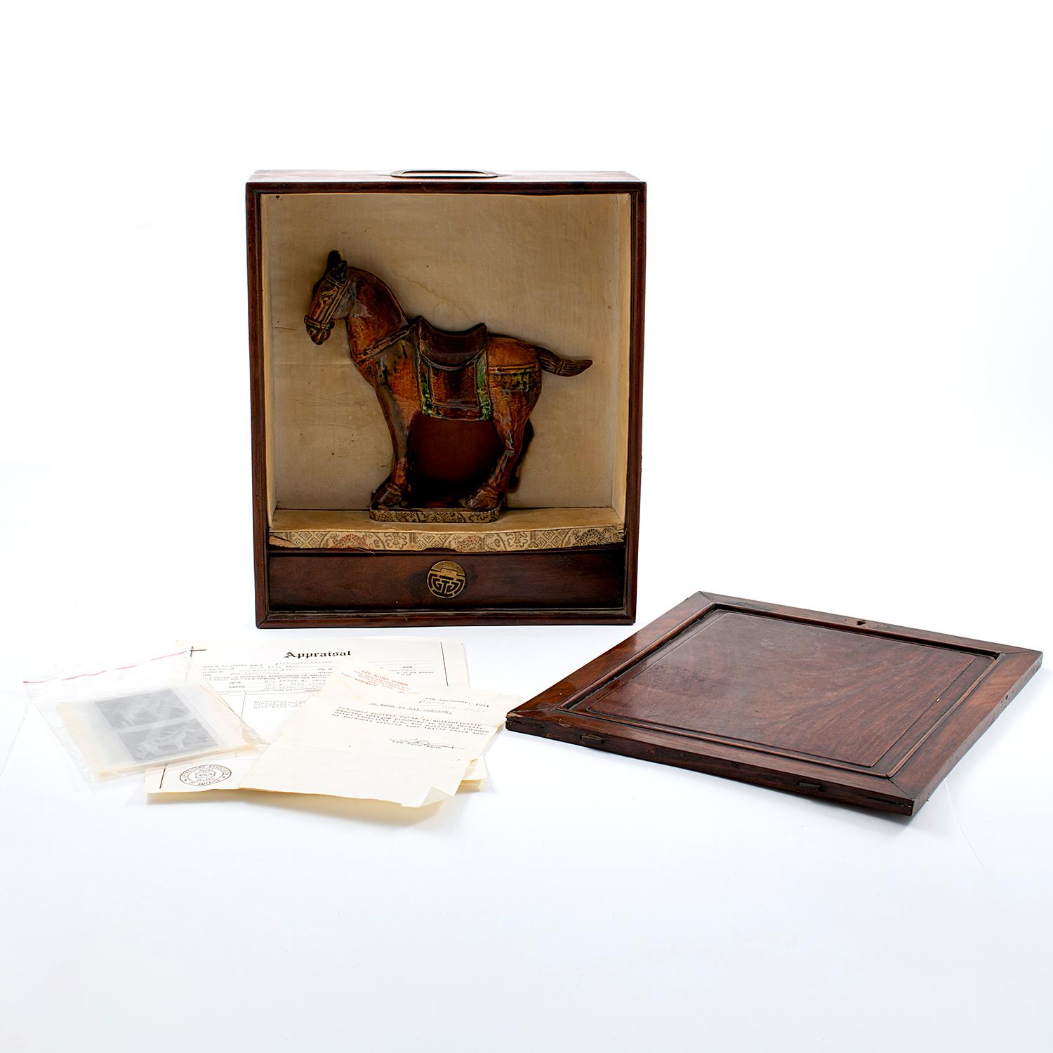 Dokumentiertes glasiertes Keramikpferd aus der späten Ming-Ära (18. Jahrhundert und früher) im Angebot