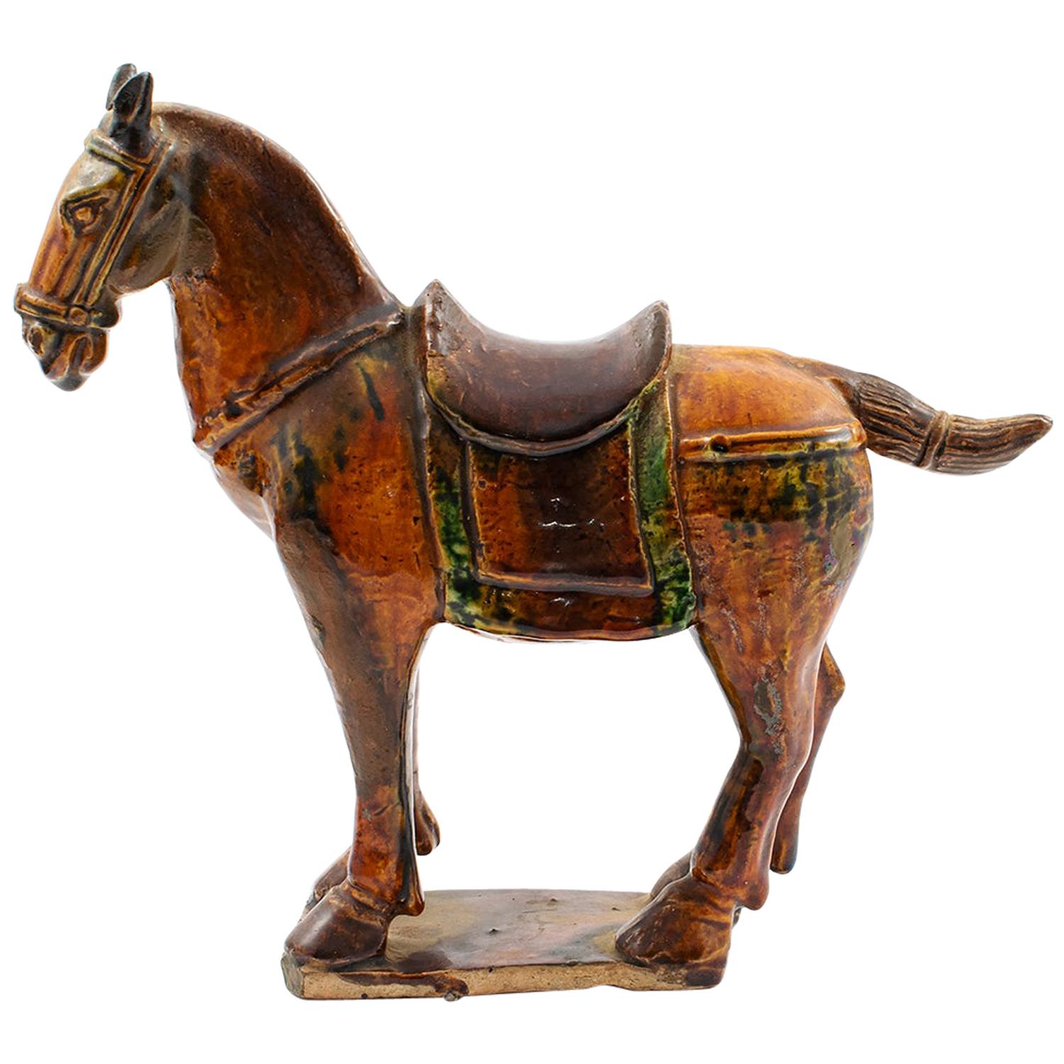 Dokumentiertes glasiertes Keramikpferd aus der späten Ming-Ära im Angebot