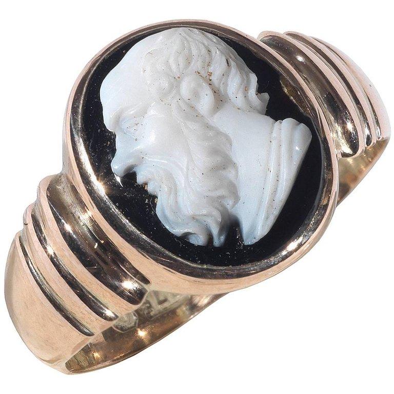 Néoclassique Bague en or de la fin de la période néoclassique avec camée Socrates en agate noire en vente