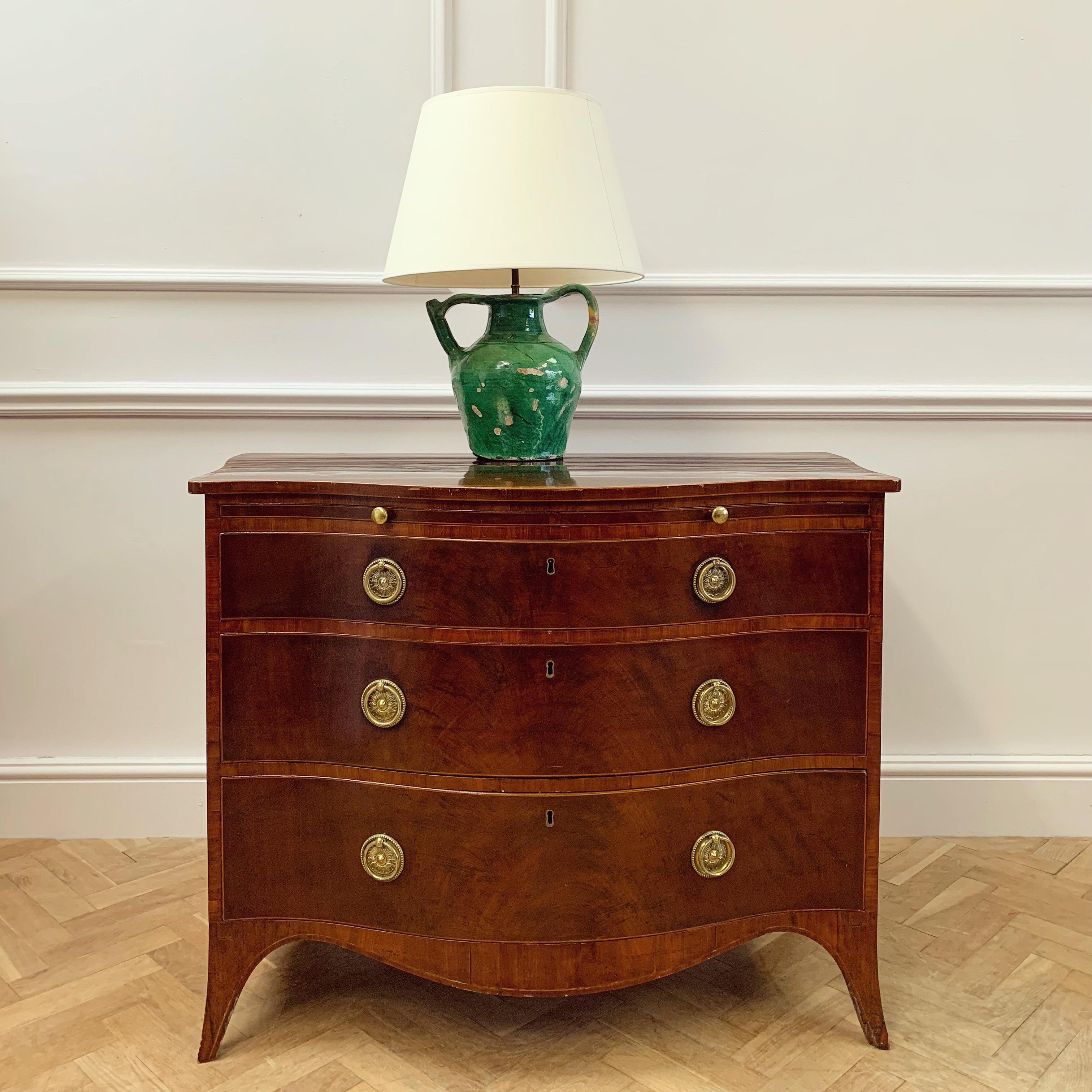 Un seul pot à glaçure verte utilisé à l'origine pour stocker de l'huile d'olive et des vinaigres, avec deux poignées et un bec verseur intégré, aujourd'hui utilisé comme lampe. 

Français, début du XIXe siècle 

Demande de renseignements sur cette