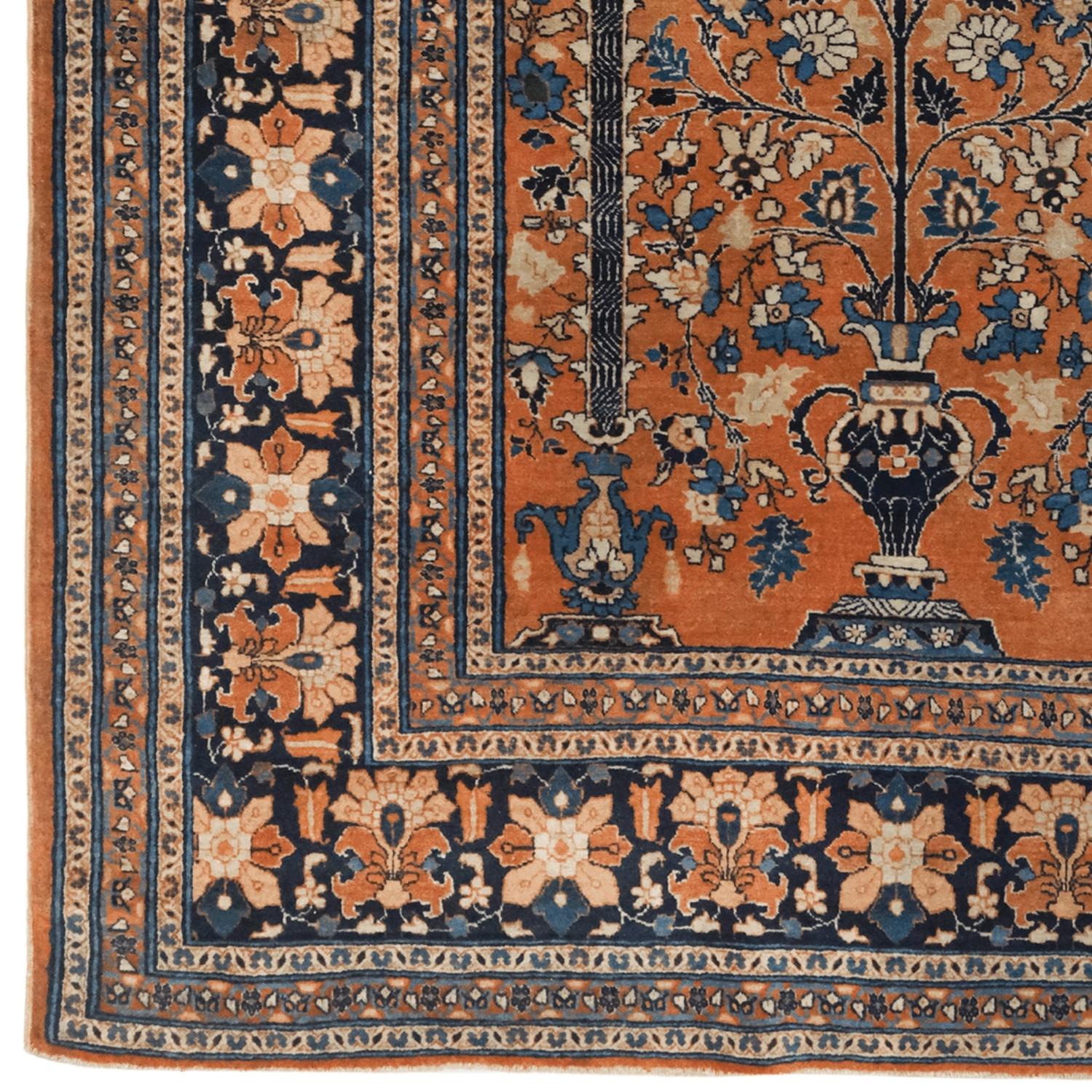 Tappeto antico Hadji Jalili Tabriz della fine del XIX secolo

Esempio mozzafiato di arte persiana, questo antico tappeto Hadji Jalili di Tabriz presenta un raffinato Albero della Vita che sorge da un vaso classico sotto un mihrab ad arco. Il