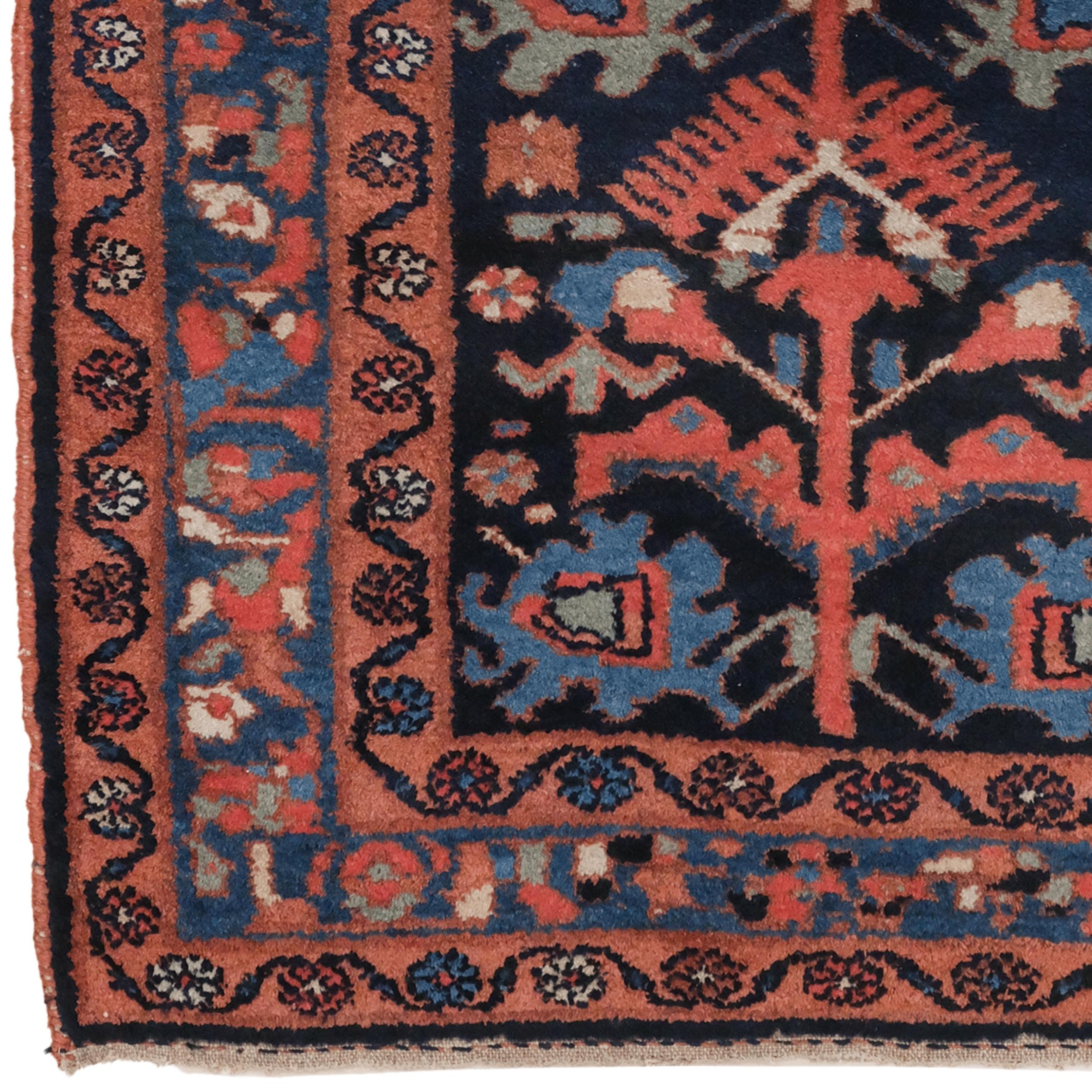 Eine Reise durch die Zeit: Der antike Heriz-Teppich aus dem späten 19.

Dieser unverwechselbare Teppich aus der Region Heriz im Nordwesten Irans ist ein Meisterwerk der Handwerkskunst, das von Meistern im späten 19. Große geometrische Motive und