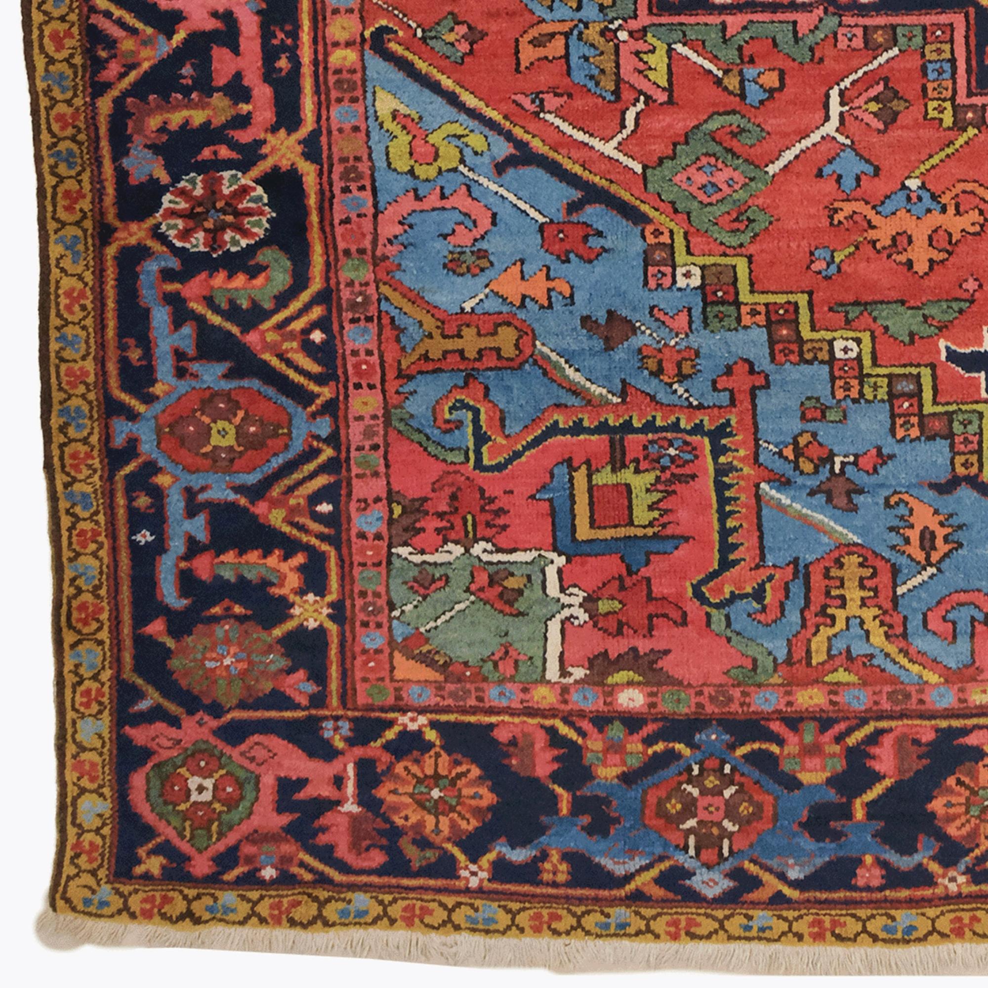 Ce magnifique tapis antique Heriz est une œuvre d'art qui a survécu à la fin du XIXe siècle et qui reflète la maîtrise unique de la célèbre région d'Heriz, en Iran, dans l'art du tissage. Réputés pour la qualité de leur tissu tissé à la main et leur