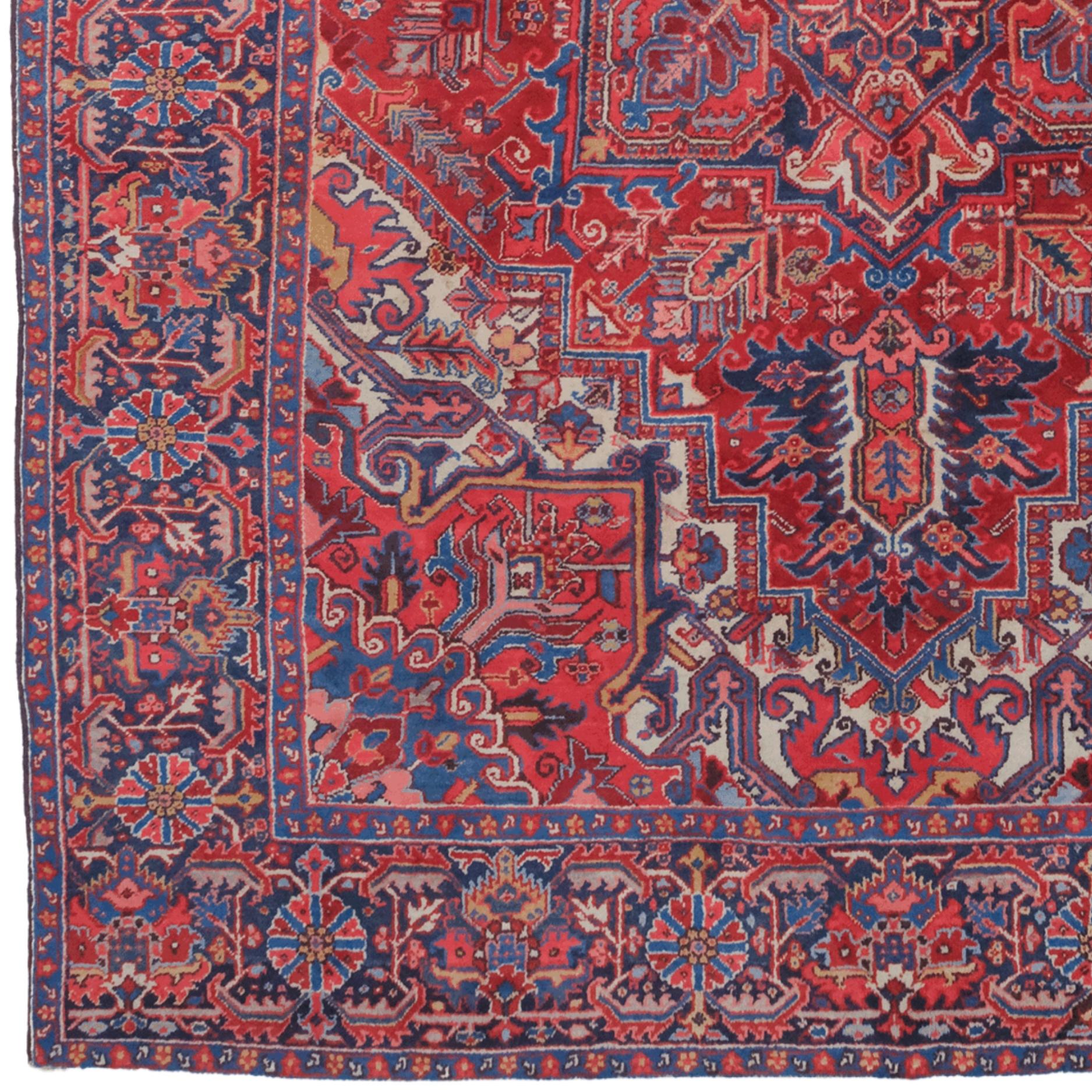 Questo tappeto Heriz, raro e da collezione, è stato tessuto da maestri artigiani nella regione di Heriz, nell'Iran nord-occidentale, alla fine del XIX secolo. Questo pezzo unico realizzato a mano combina gli audaci motivi geometrici caratteristici