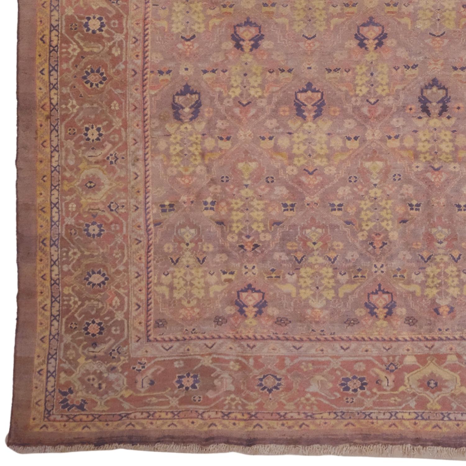 Ce magnifique tapis Mahal, tissé dans les centres de tissage renommés de la région d'Arak (Perse centrale), date de la fin des années 1800 et constitue un exemple intemporel de la maîtrise des textiles persans. D'une dimension impressionnante de 296