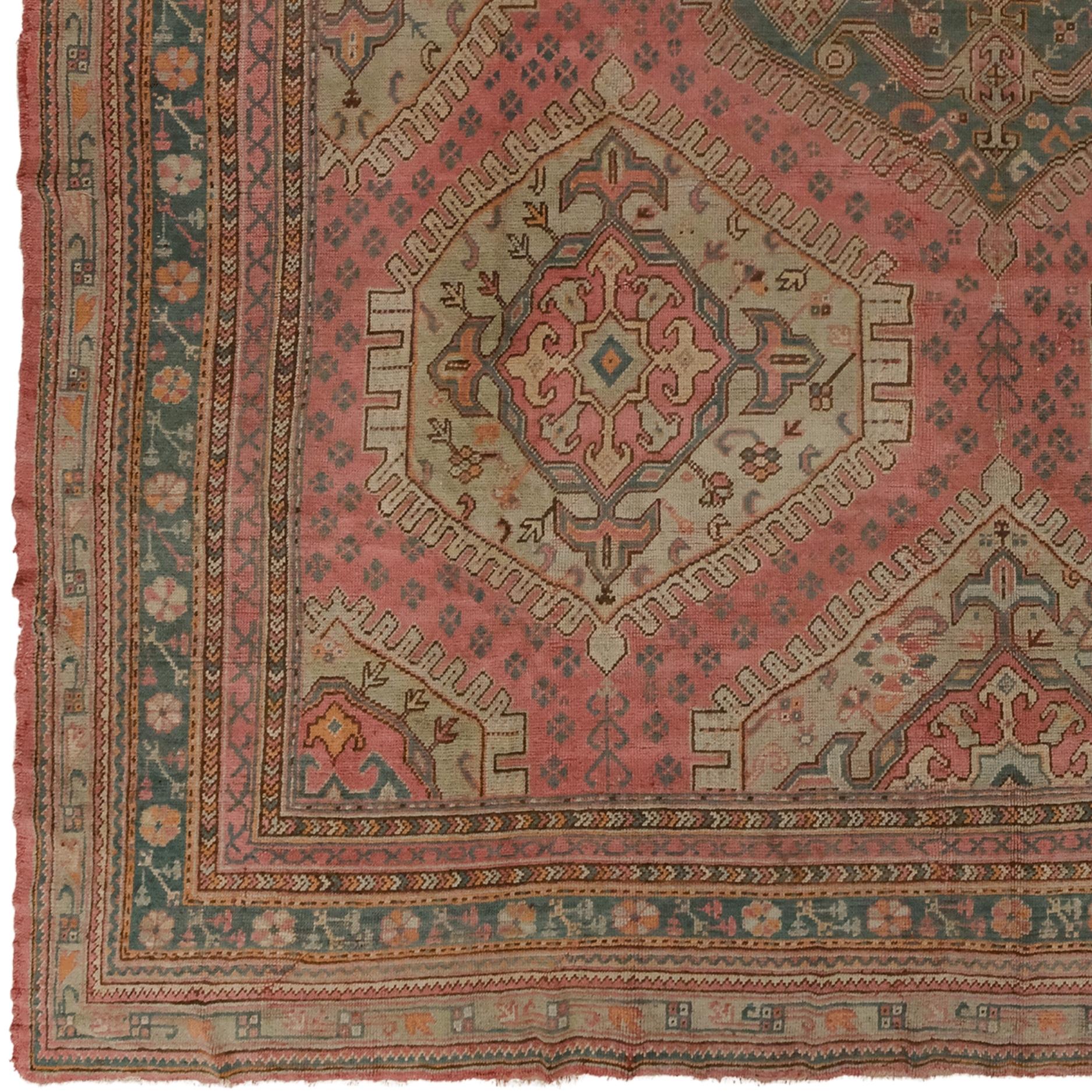 Ce tapis original d'Ushak, datant de la fin du XIXe siècle, est une pièce rare qui reflète les traditions profondément enracinées du tissage de tapis en Anatolie. Ce tapis noué à la main n'est pas seulement un revêtement de sol, c'est aussi un