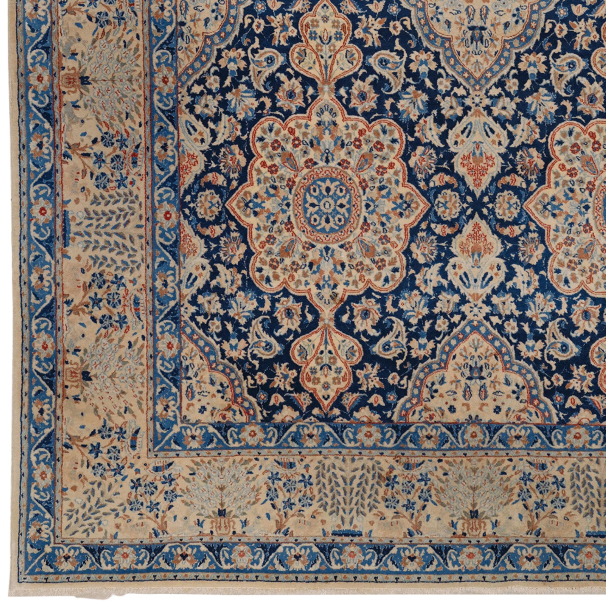 Originaria de Nain (Irán), ciudad famosa por su tejido de alfombras de renombre mundial, esta pieza única fue concebida por maestros artesanos a finales del siglo XIX y sigue siendo una obra de arte que ha conservado su elegancia hasta nuestros