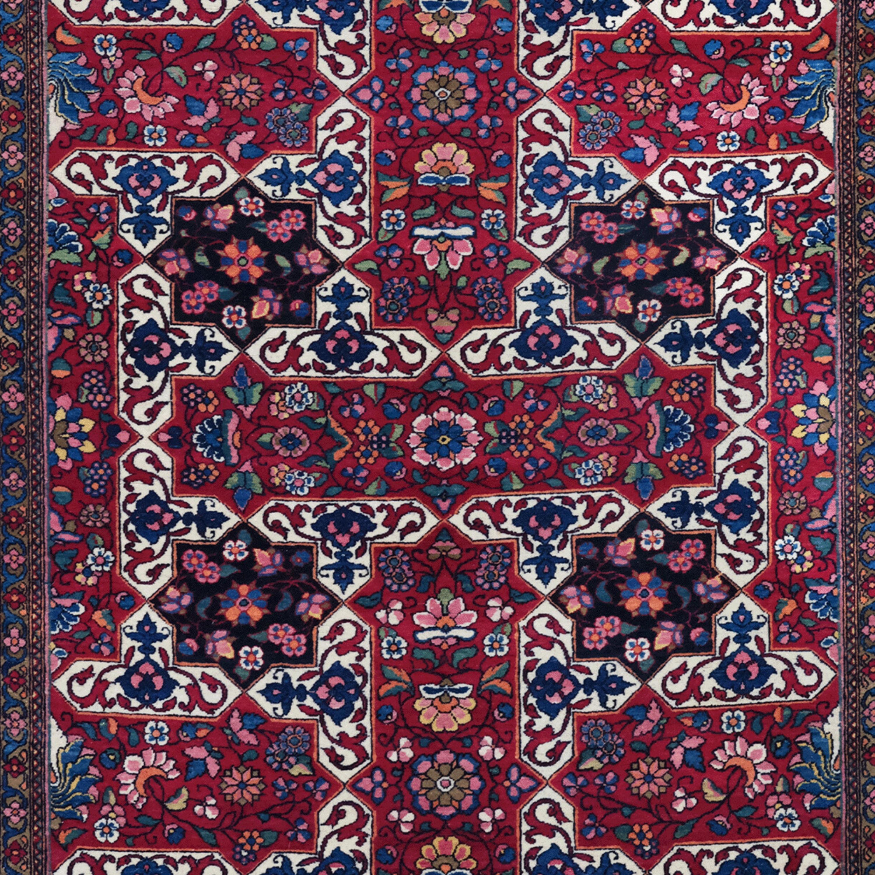 Late of 19th Century Persian Isfahan Rug - Antique Wool Rug, Wool Rug In Good Condition For Sale In Sultanahmet, 34