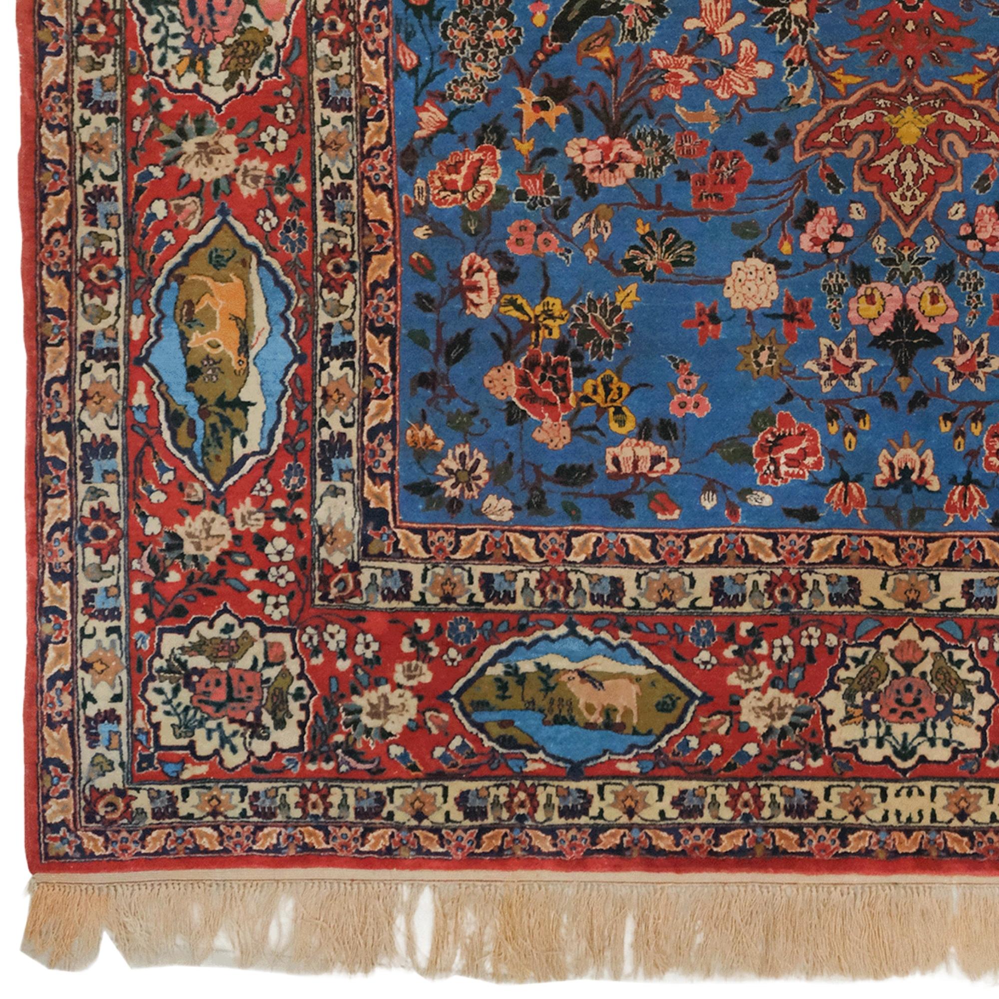 Questo tappeto antico Isfahan, unico nel suo genere, riflette concretamente un'estetica senza tempo grazie alla sua lavorazione artigianale risalente alla fine del XIX secolo. Originario della famosa regione iraniana di Isfahan, questo tappeto