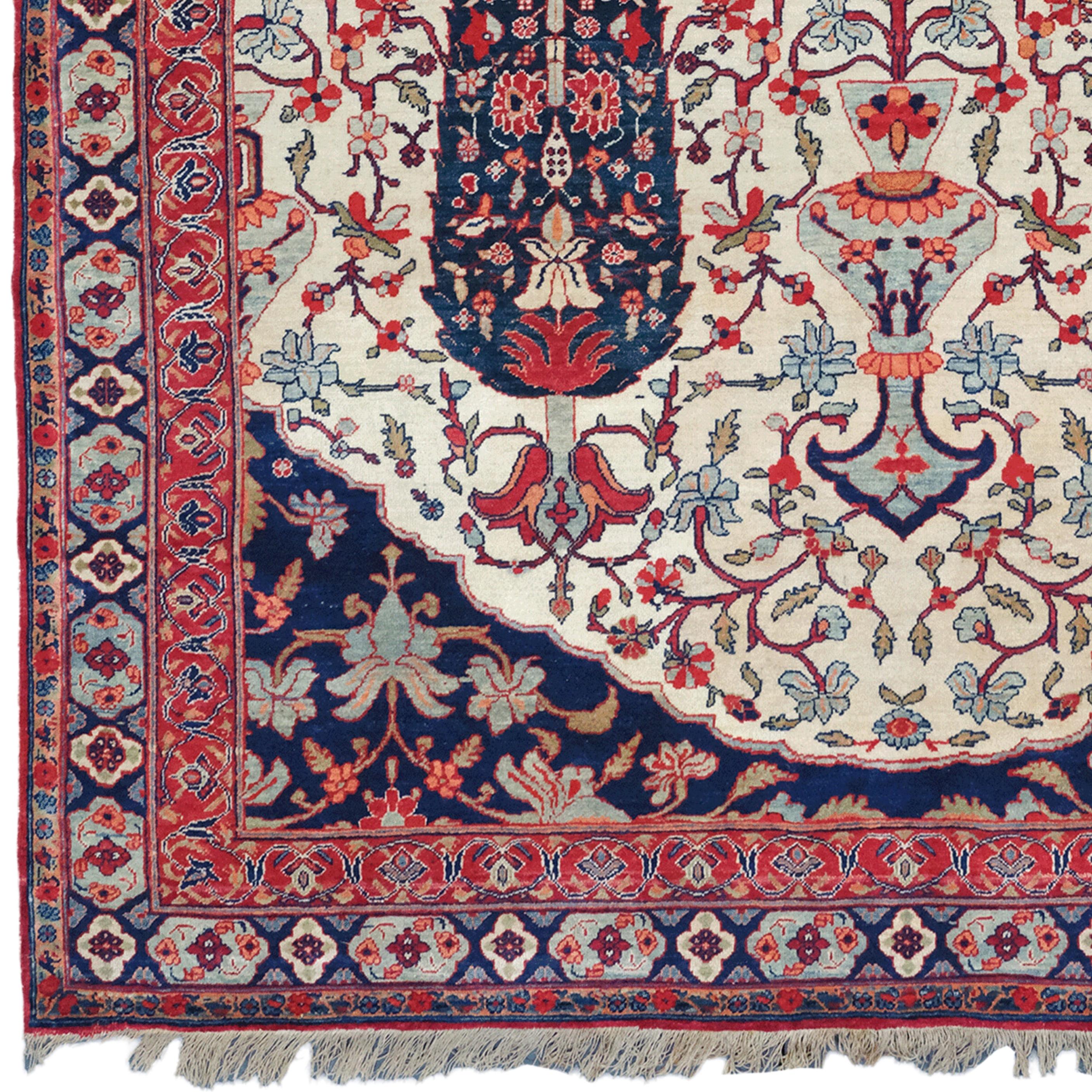 Fin du 19e siècle Tapis persan Kirman

Ce tapis antique d'Eleg date de la fin du XIXe siècle et attire l'attention par son exécution élégante et détaillée. Au centre du tapis, deux grands motifs de cyprès sont entourés de motifs de fleurs et de