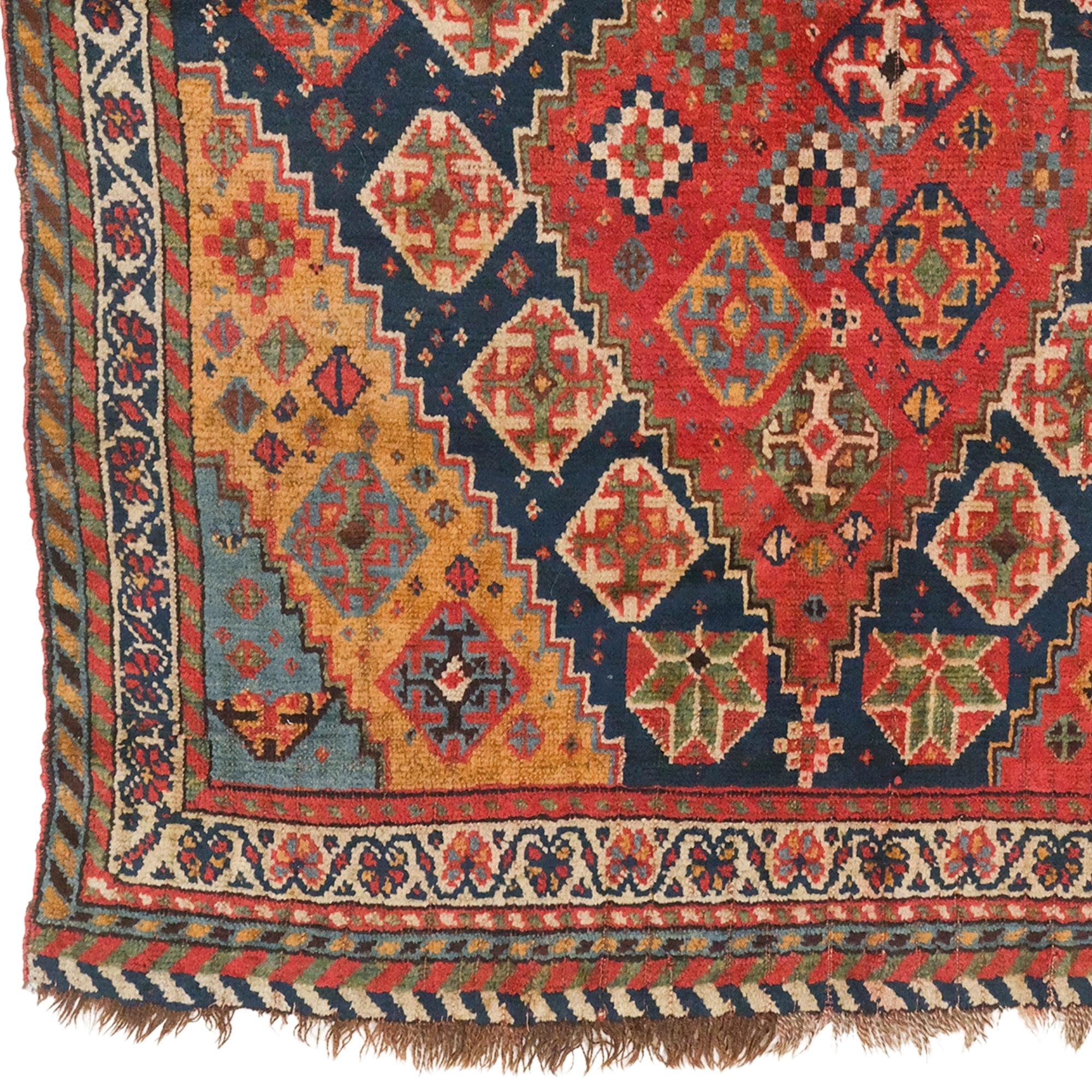 Questo tappeto Qashqai antico della fine del XIX secolo è un pezzo unico creato con la tradizionale arte della tessitura del popolo Qashqai che vive nel sud-ovest dell'Iran. La vibrante tavolozza di colori e i motivi geometrici del tappeto rivelano