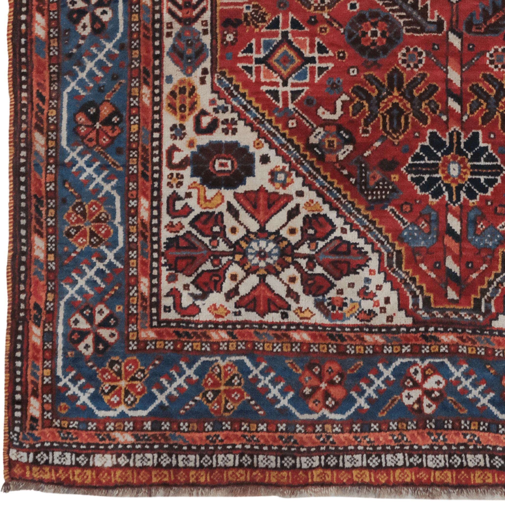 Cette pièce rare, née de la tradition de tissage de la communauté nomade Qashqai vivant dans le sud-ouest de l'Iran, date de la fin du XIXe siècle. Reflétant la philosophie de vie des nomades et leur lien avec la nature, le tapis frappe par ses