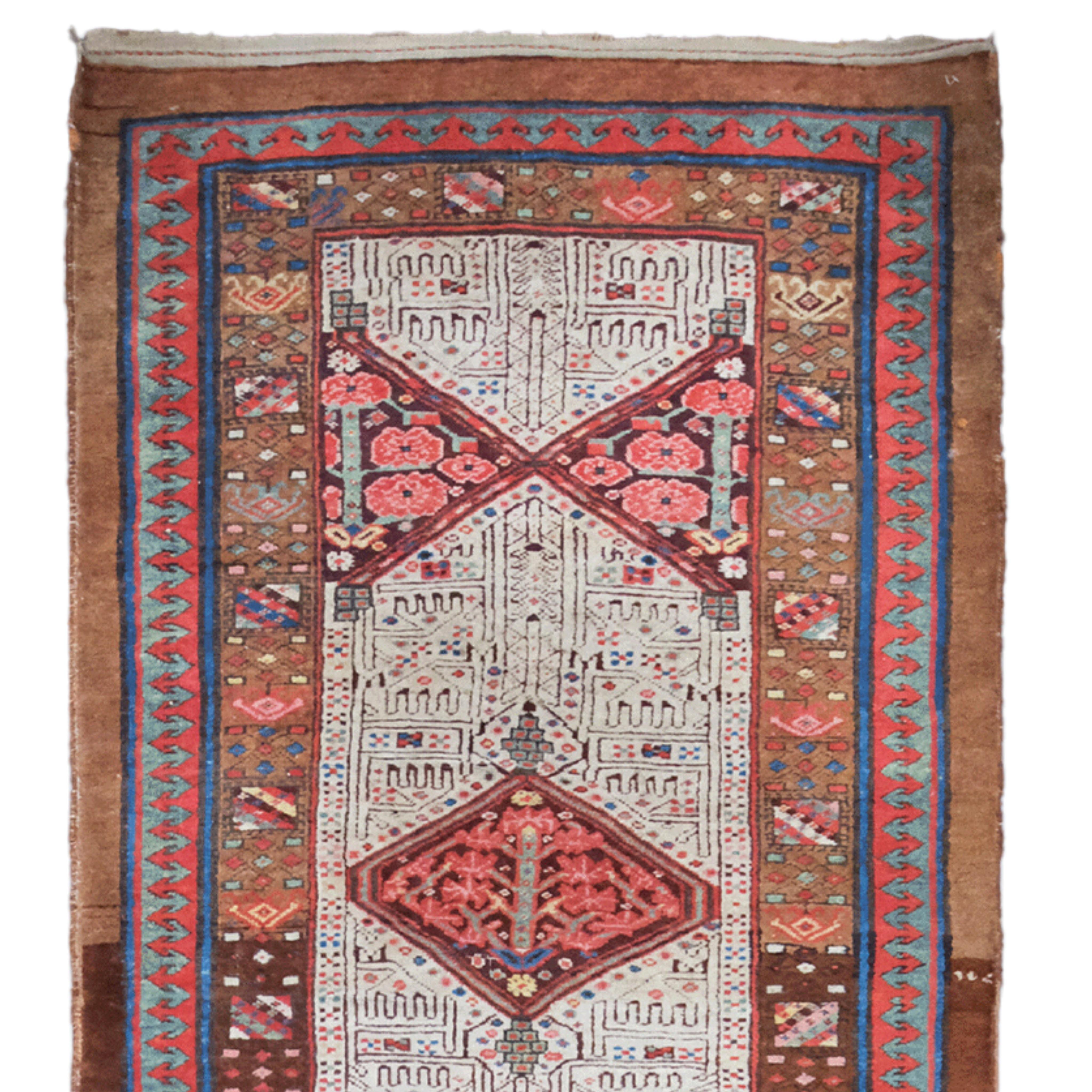 Questo magnifico tappeto Lambalo caucasico antico del XIX secolo è un'opera d'arte che riflette l'abilità unica del suo tessitore. Questo tappeto, decorato con profondi toni blu scuro e rossi, attira l'attenzione con i suoi complessi motivi