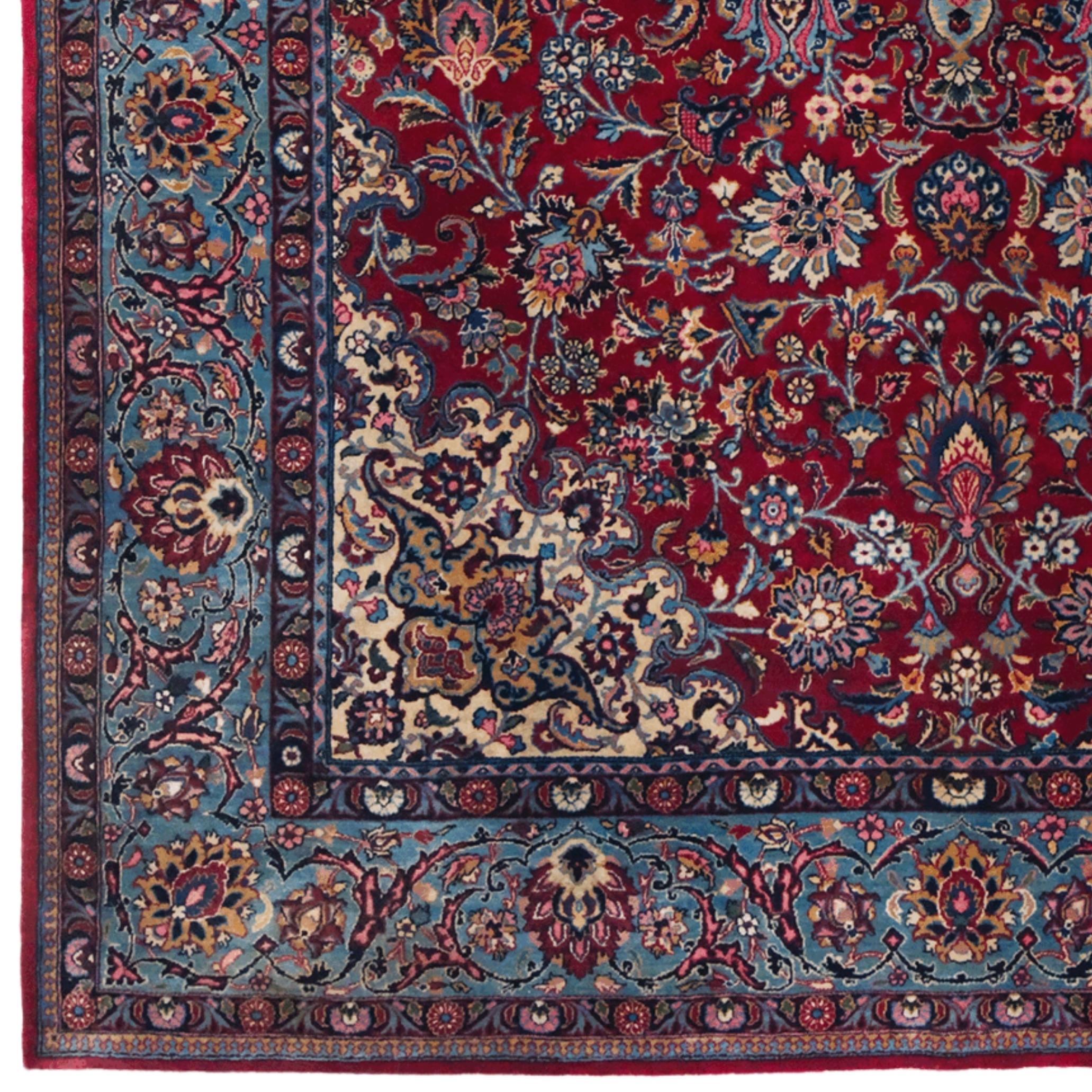 Esta extraordinaria alfombra de Teherán, del último cuarto del siglo XIX, encarna una refinada elegancia. Sus intrincados motivos florales y el dibujo central en forma de estrella, sobre un rico fondo rojo, fueron meticulosamente elaborados por