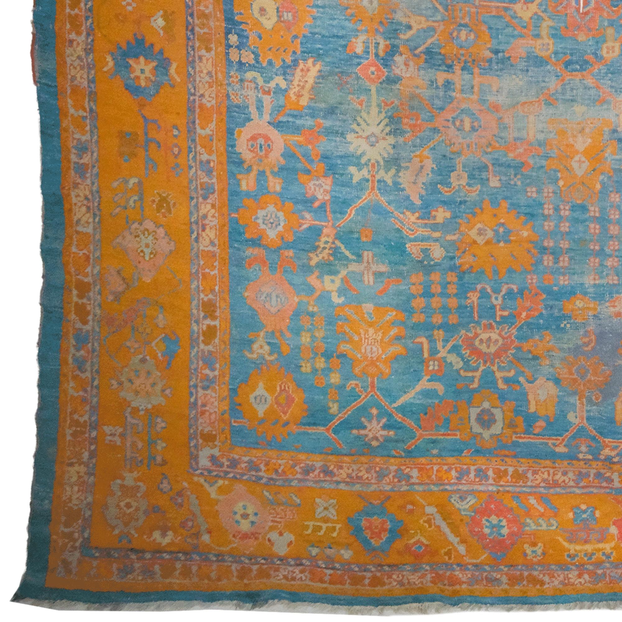 Questo tappeto antico Ushak è un elegante patrimonio artistico e culturale che risale alla fine del XIX secolo fino ai giorni nostri. Uno degli esempi più belli della tradizione ottomana di tessitura dei tappeti, questo tappeto ha un'estetica
