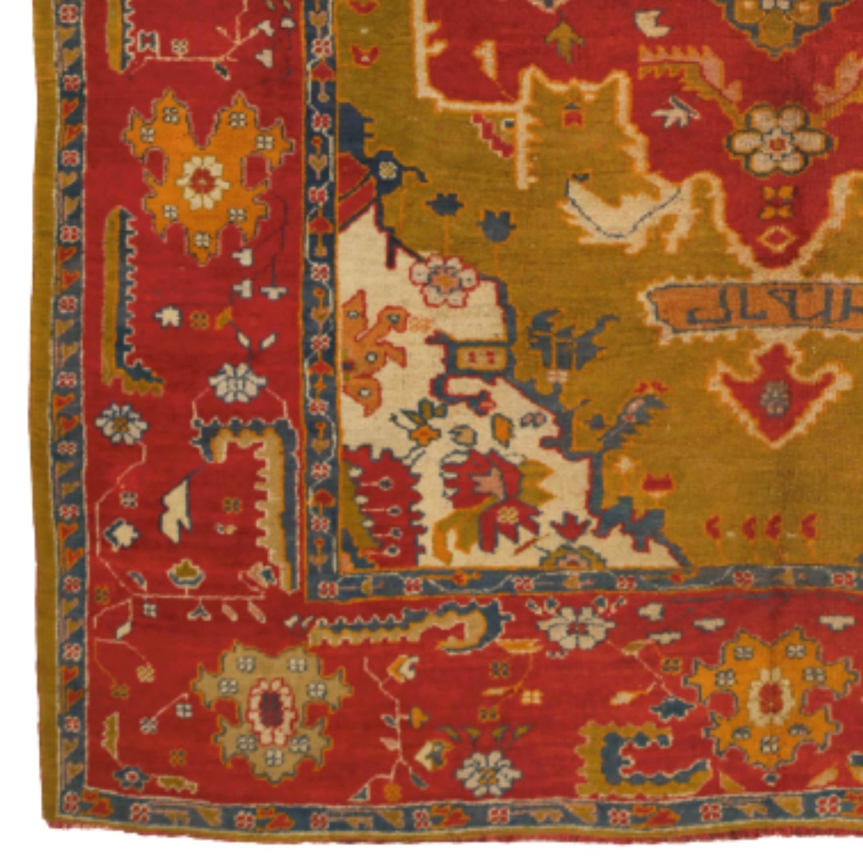 Questo elegante e raro tappeto Ushak antico è un patrimonio artistico che è stato portato avanti dalla fine del XIX secolo fino ai giorni nostri. Tessuti con motivi tradizionali ottomani e con una raffinata lavorazione a mano, questi tappeti