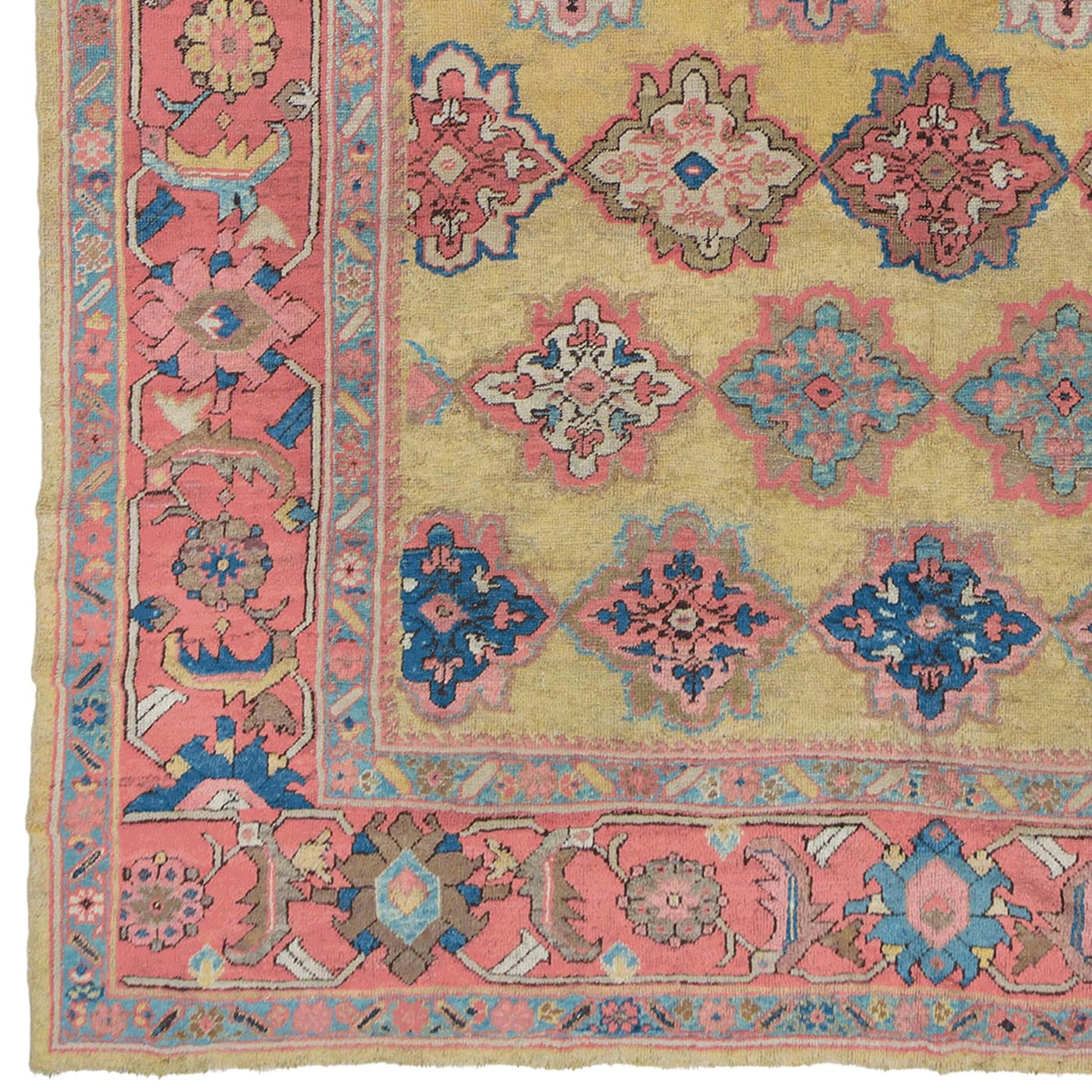 Si vous recherchez un grand tapis jaune Mahal tissé à la main à la fin du XIXe siècle, vous êtes face à un chef-d'œuvre d'élégance. Ce tapis est un exemple unique de tapis Mahal produits dans la célèbre région d'Arak en Iran. Sa valeur historique et